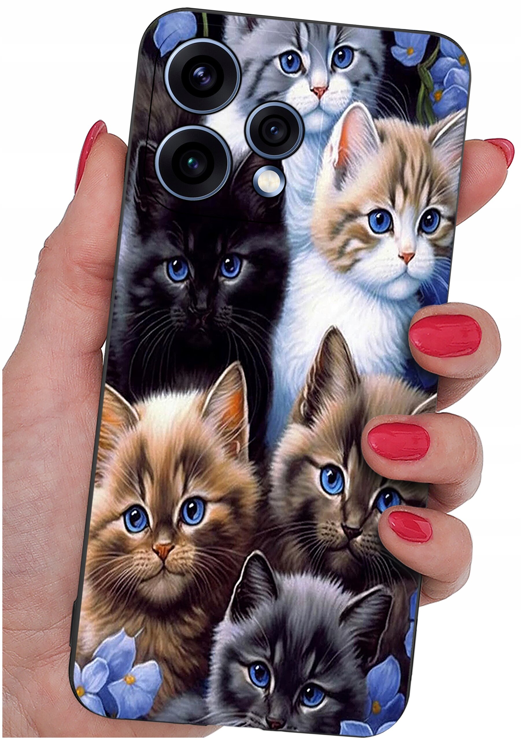 Etui na telefon z wzorem przedstawiającym kilka kolorowych kotów z niebieskimi oczami, trzymane w dłoni z czerwonymi paznokciami. W tle widoczne są niebieskie kwiaty.