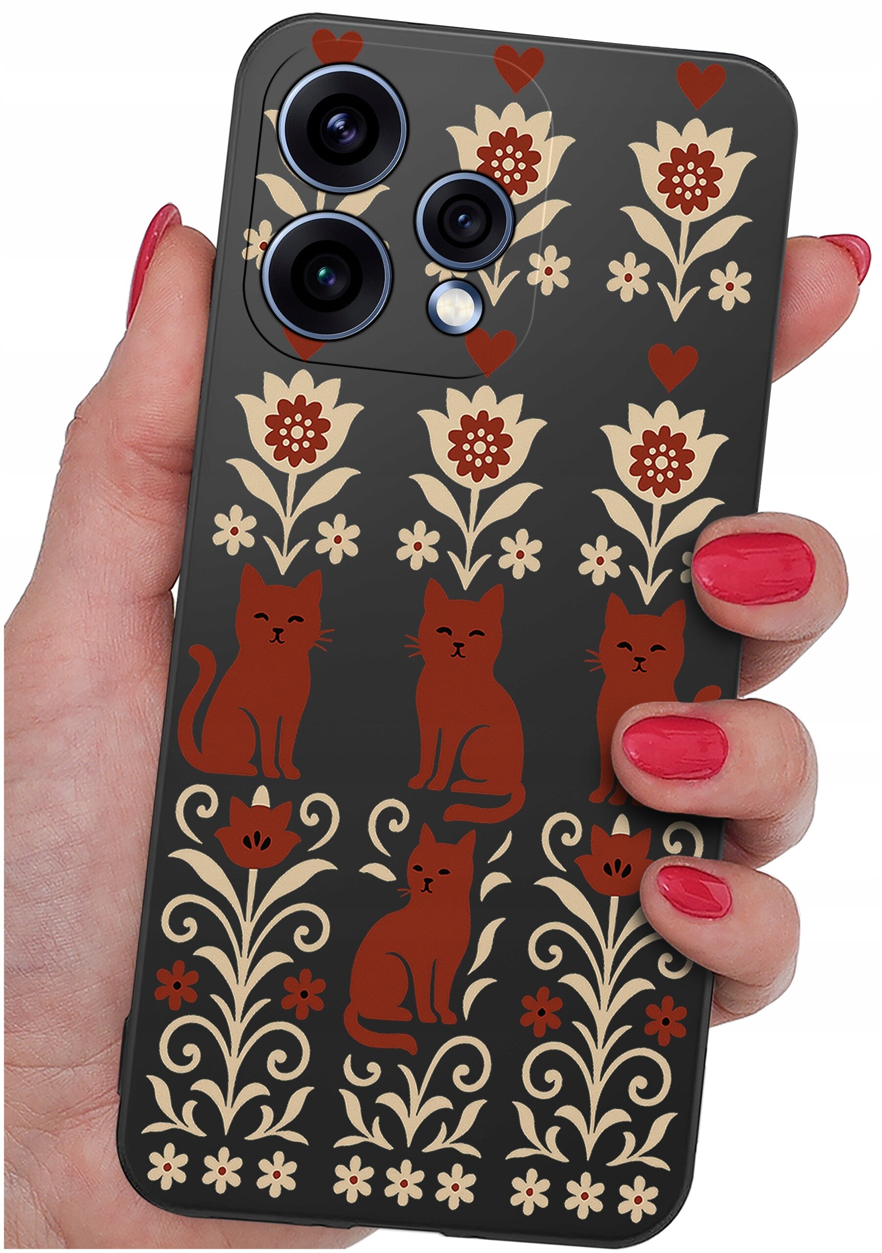 Osoba trzyma telefon z etui ozdobionym wzorem przedstawiającym czerwone koty i kwiaty na ciemnym tle. Etui ma wycięcia na trzy obiektywy aparatu.