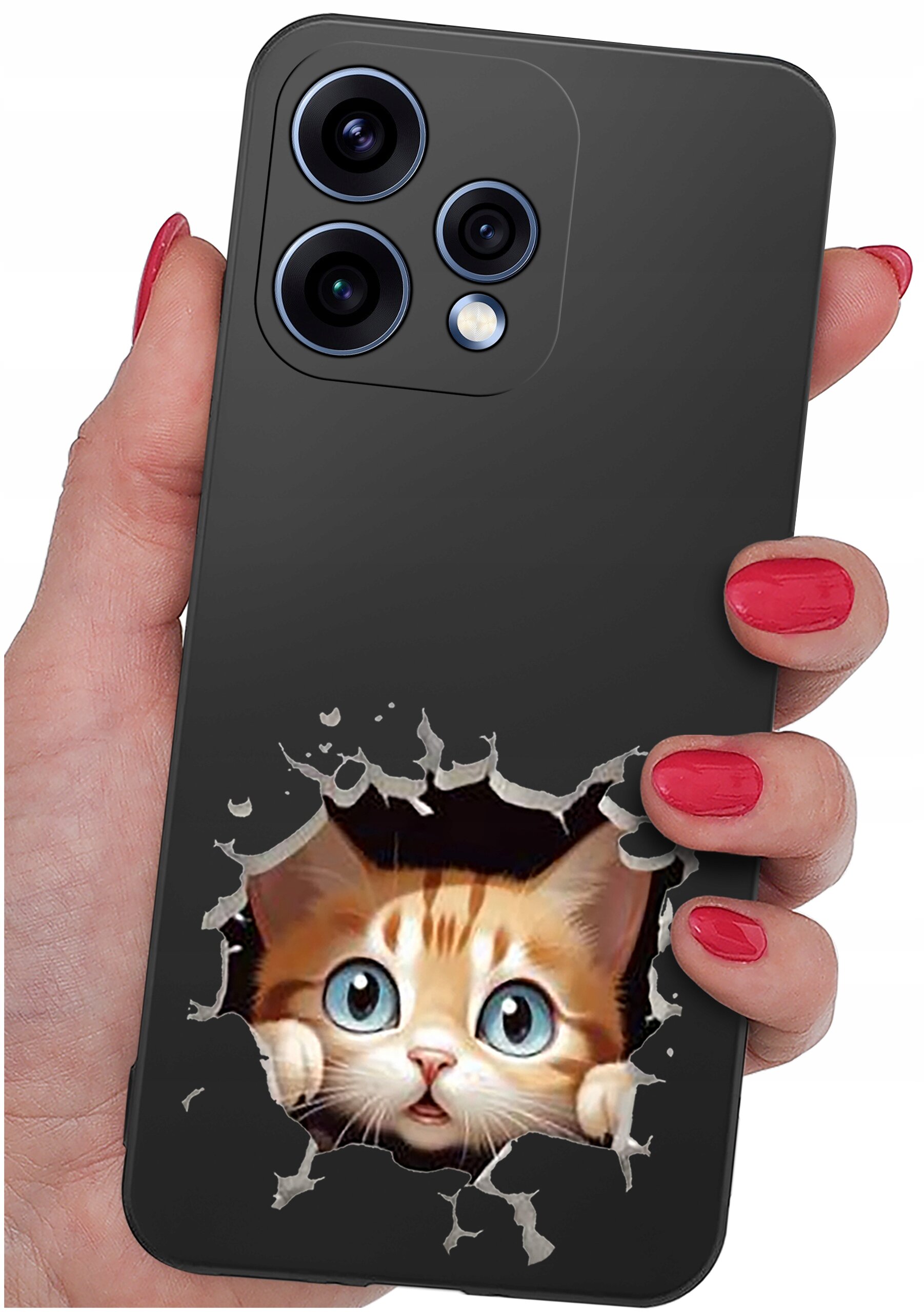 Osoba trzyma telefon z czarnym etui, na którym widoczny jest rysunek kota wyglądającego przez dziurę. Etui ma wycięcia na trzy obiektywy aparatu.