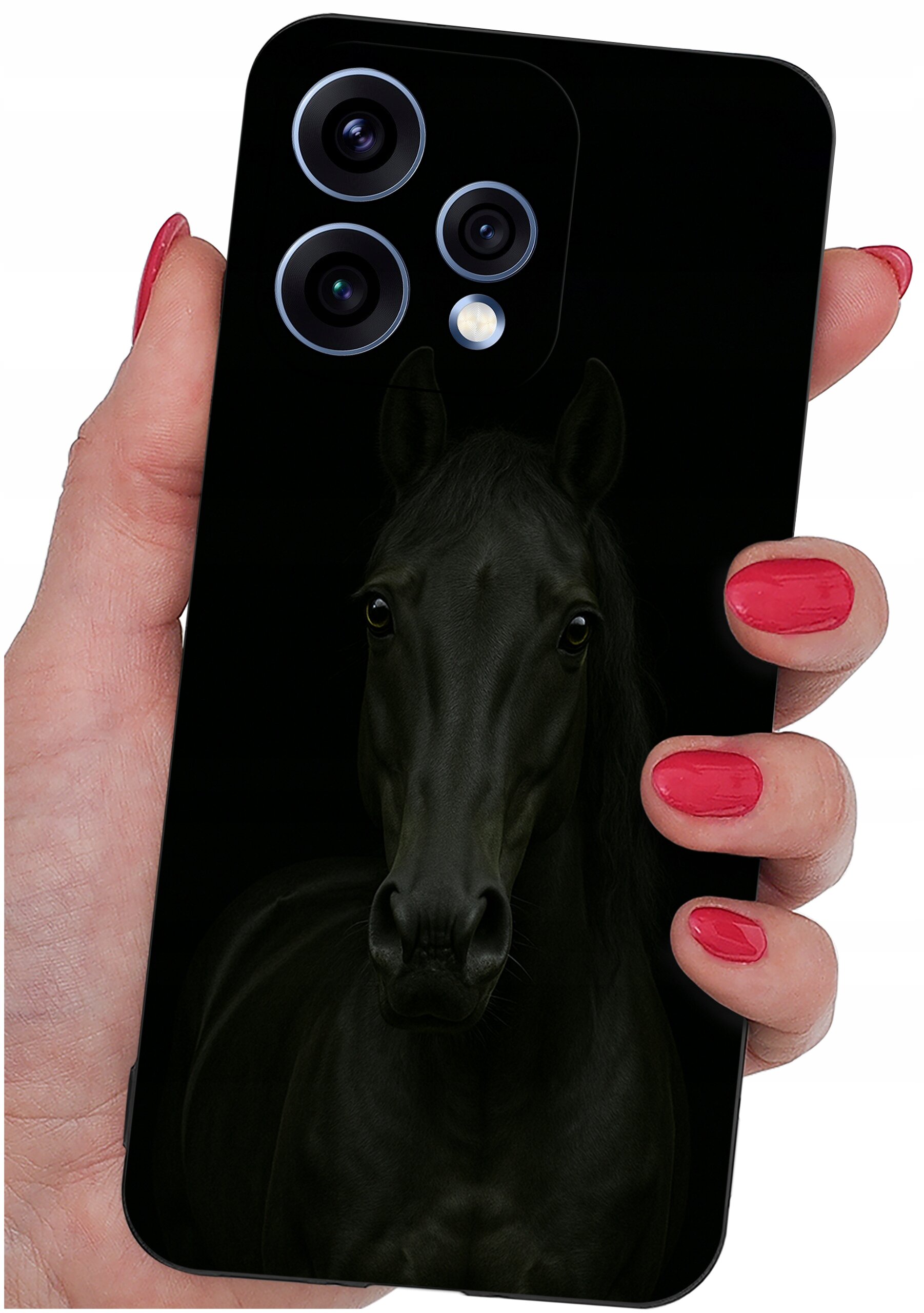 Osoba trzyma telefon z czarnym etui, na którym widoczny jest wizerunek czarnego konia. Etui ma wycięcia na trzy obiektywy aparatu i lampę błyskową.