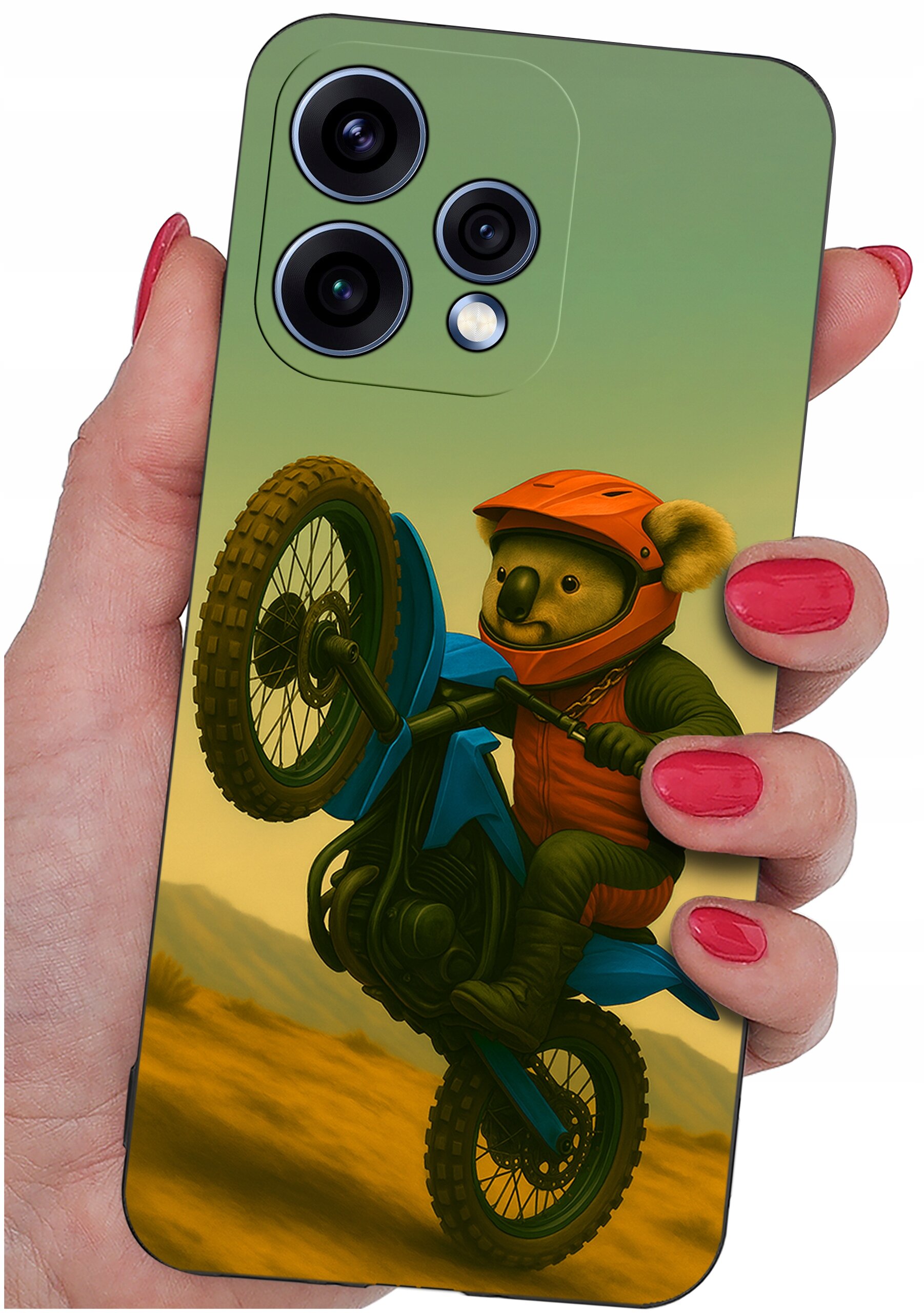 Etui na telefon z nadrukiem koali na motocyklu w kasku, trzymane w dłoni z pomalowanymi na czerwono paznokciami. Etui posiada wycięcia na trzy obiektywy aparatu i lampę błyskową.