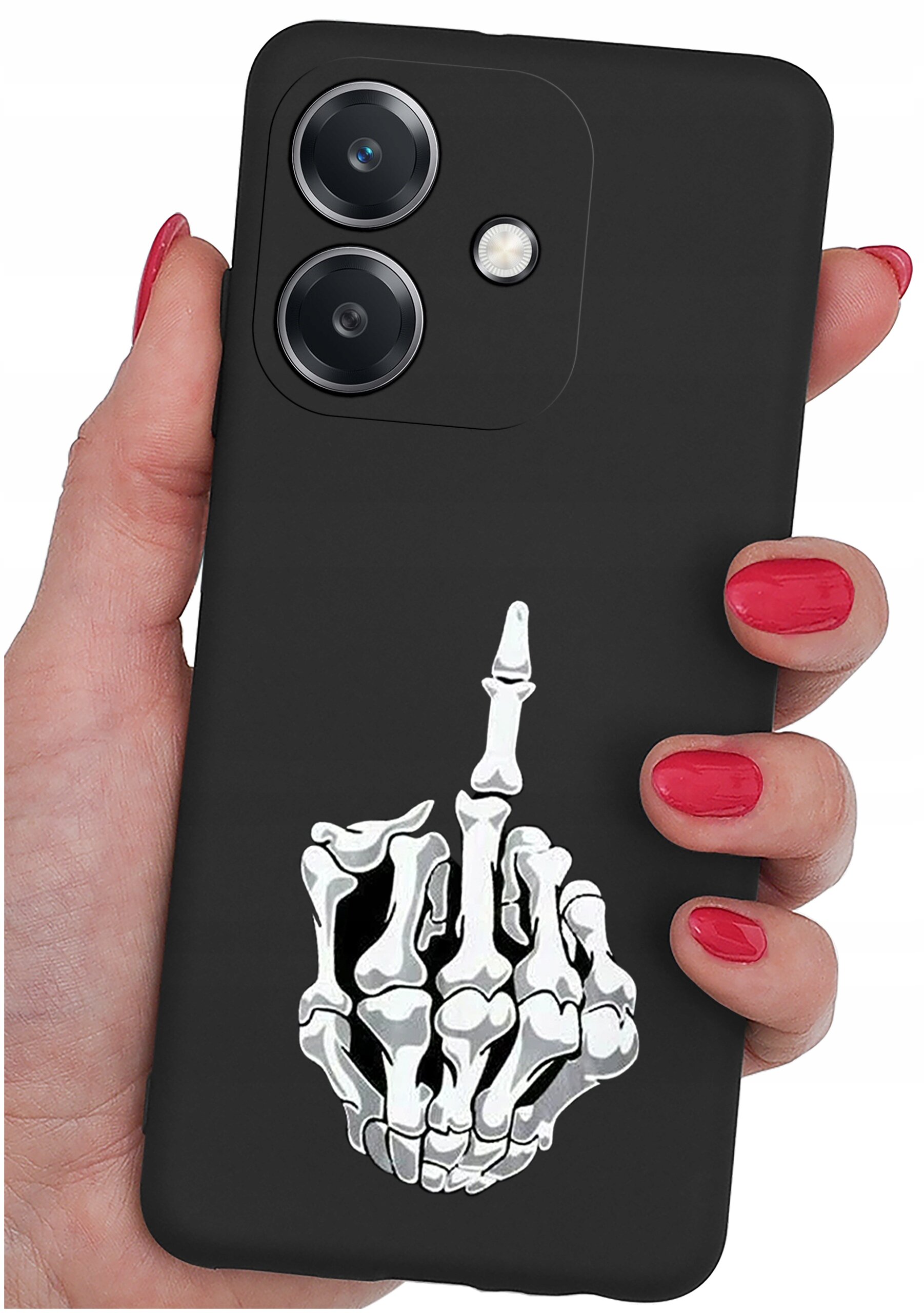 Czarne etui na telefon z nadrukiem białych kości dłoni w geście środkowego palca. Etui trzymane jest w dłoni z pomalowanymi na czerwono paznokciami.