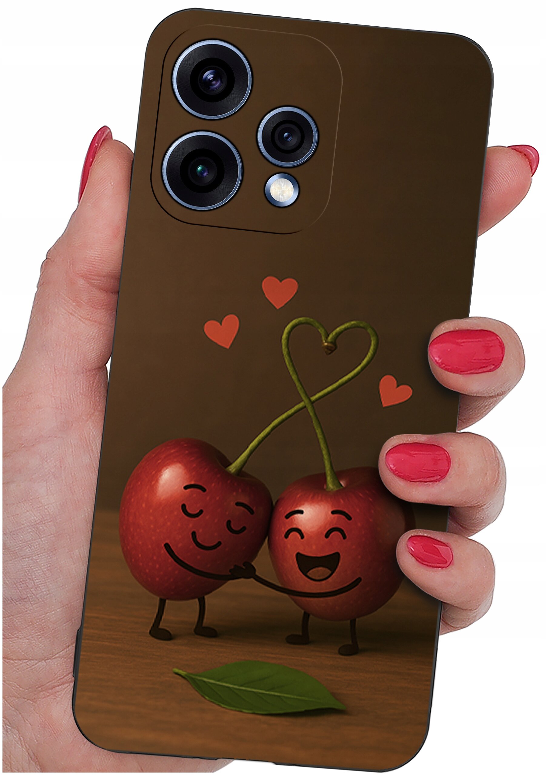 Etui na telefon z grafiką dwóch uśmiechniętych wiśni trzymających się za ręce, z serduszkami nad nimi. Etui trzymane jest w dłoni z pomalowanymi na czerwono paznokciami.