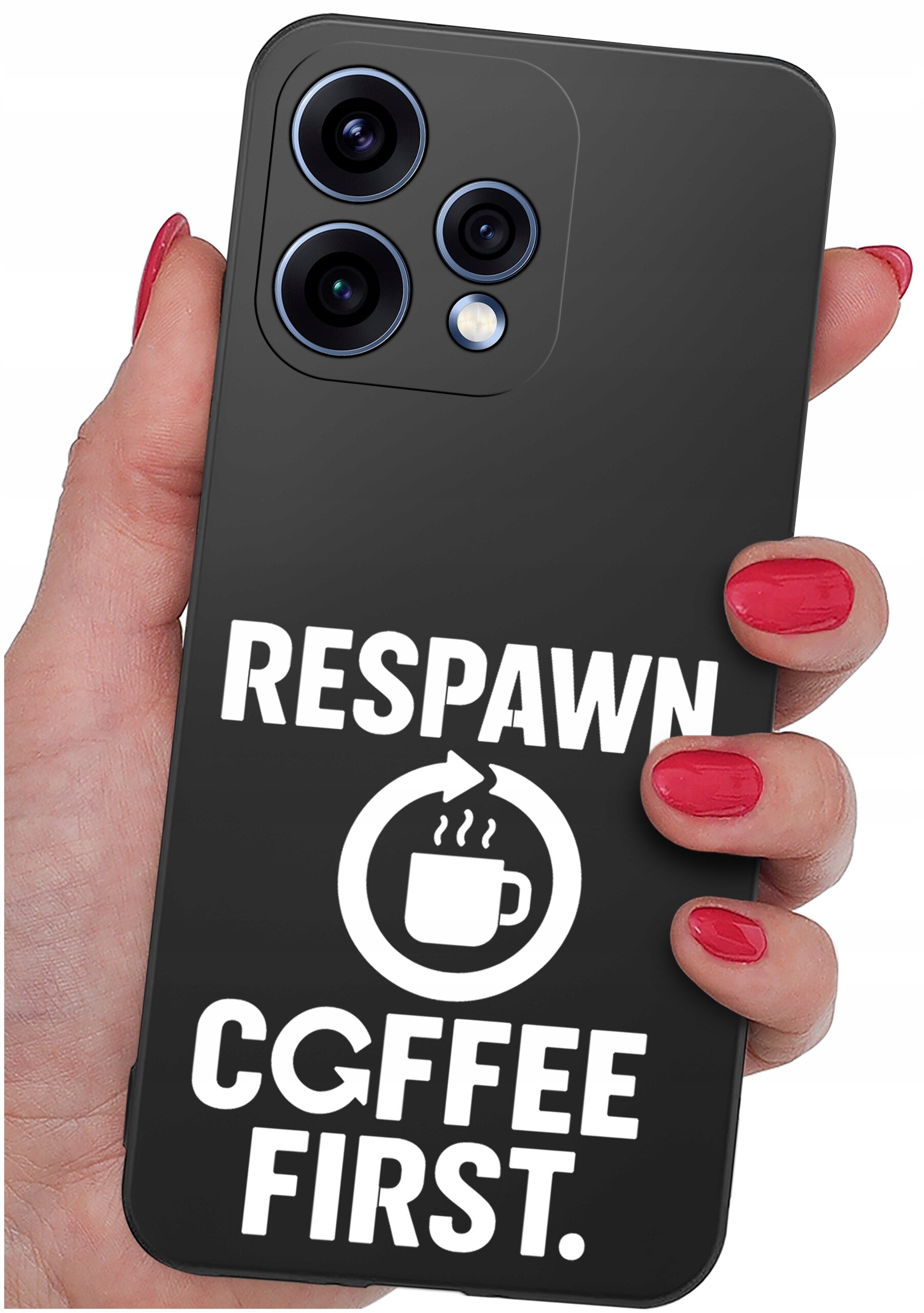 Osoba trzyma czarne etui na telefon z trzema obiektywami aparatu. Na etui widnieje biały napis: \'RESPAWN CGFFEE FIRST.\' oraz symbol filiżanki z parą.