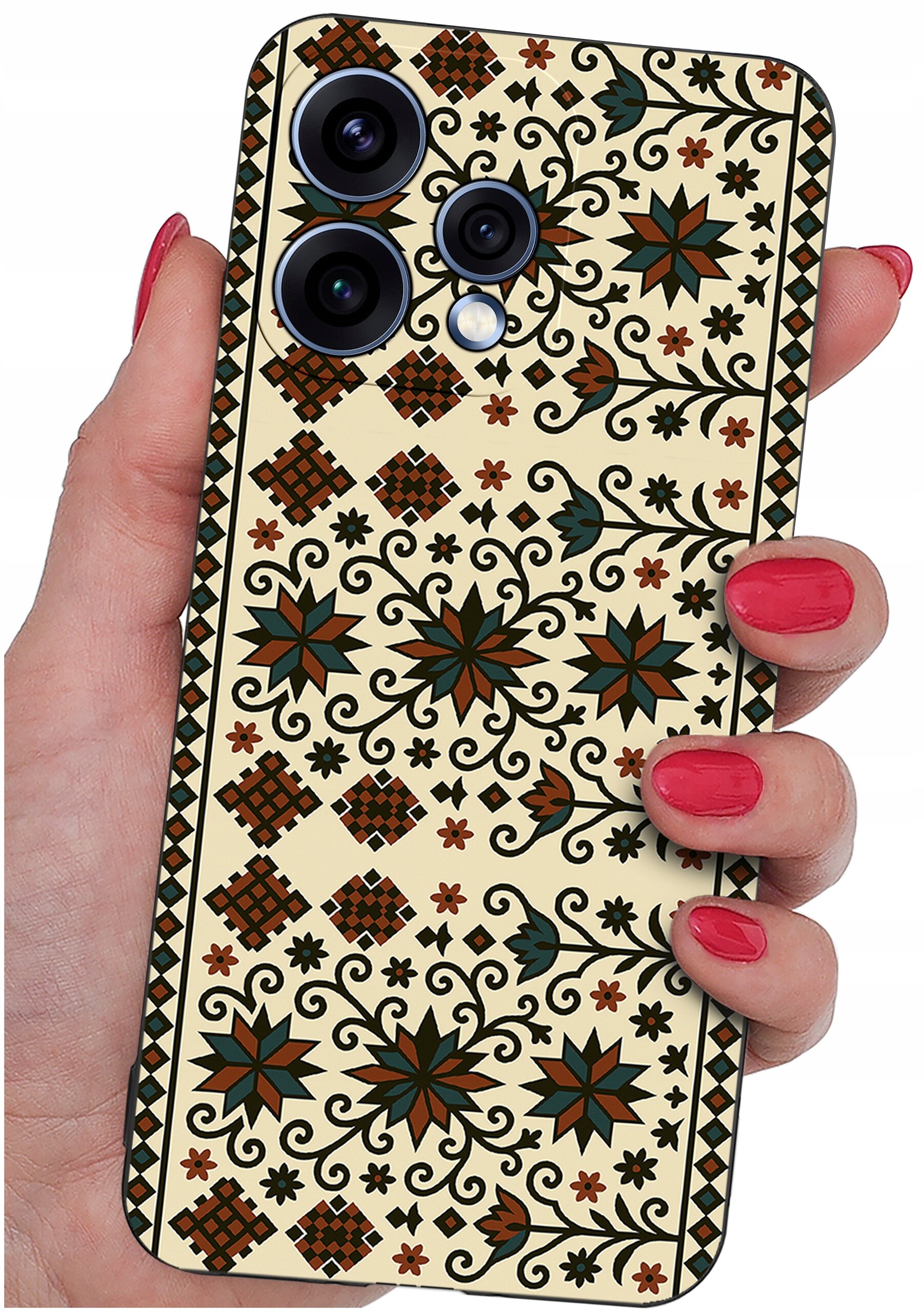 Osoba trzyma telefon z etui ozdobionym wzorem w stylu folkowym z motywami kwiatowymi i geometrycznymi. Etui ma kolor beżowy z ciemnozielonymi, brązowymi i czarnymi elementami.