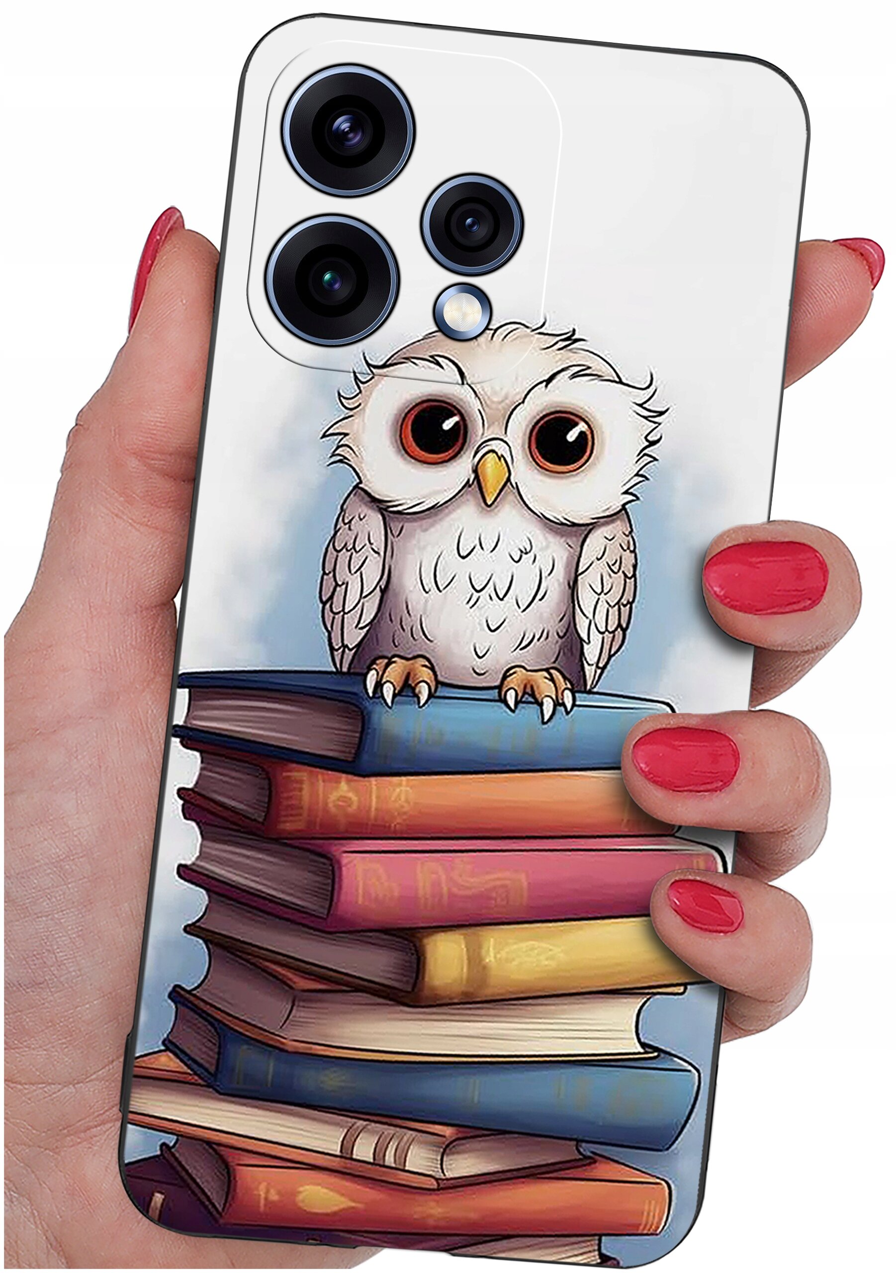 Etui na telefon z nadrukiem sowy siedzącej na stosie książek, trzymane w dłoni z pomalowanymi na czerwono paznokciami. Etui ma wycięcia na trzy obiektywy aparatu i lampę błyskową.