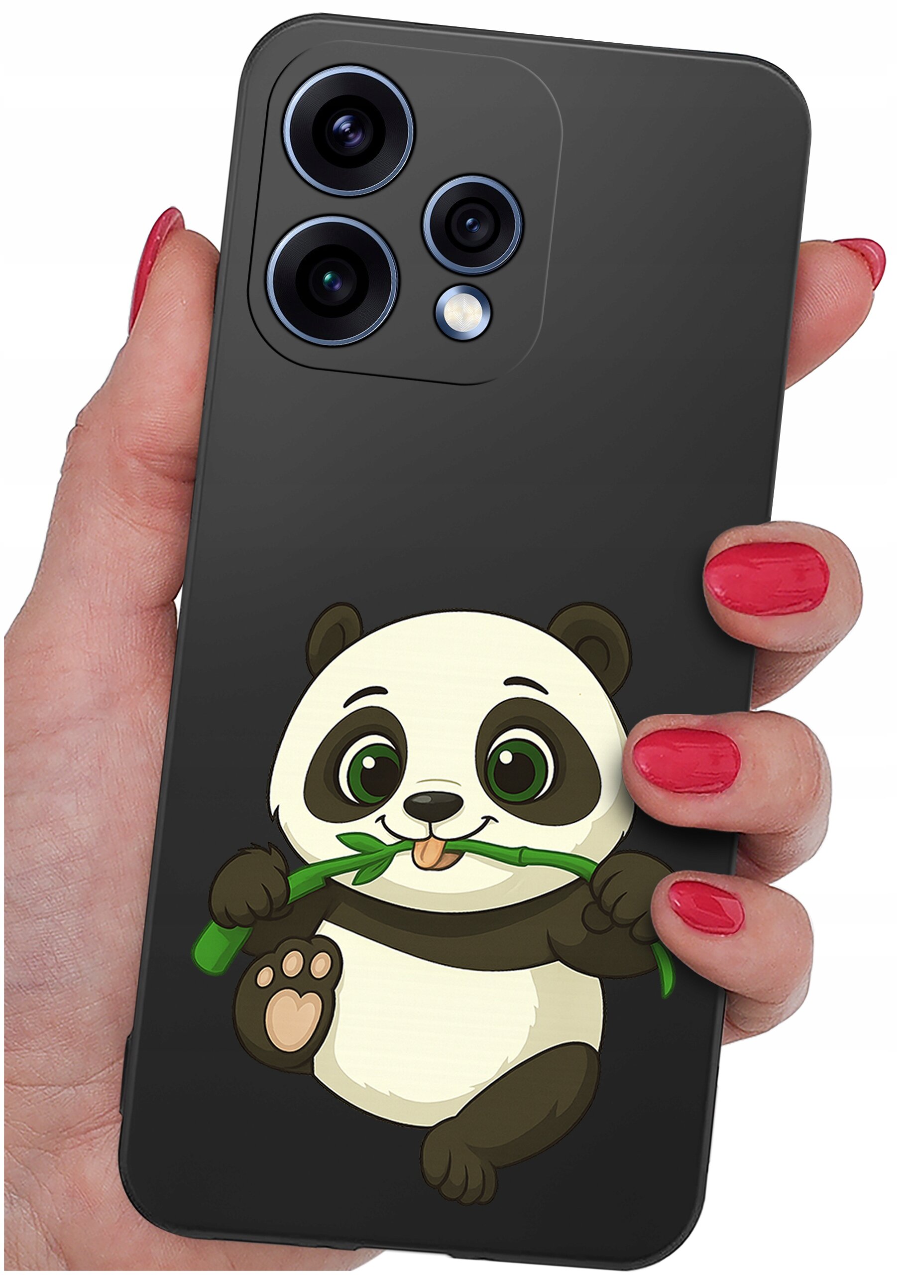 Osoba trzyma telefon z czarnym etui, na którym znajduje się rysunek pandy trzymającej bambus. Etui ma wycięcia na trzy obiektywy aparatu i lampę błyskową.