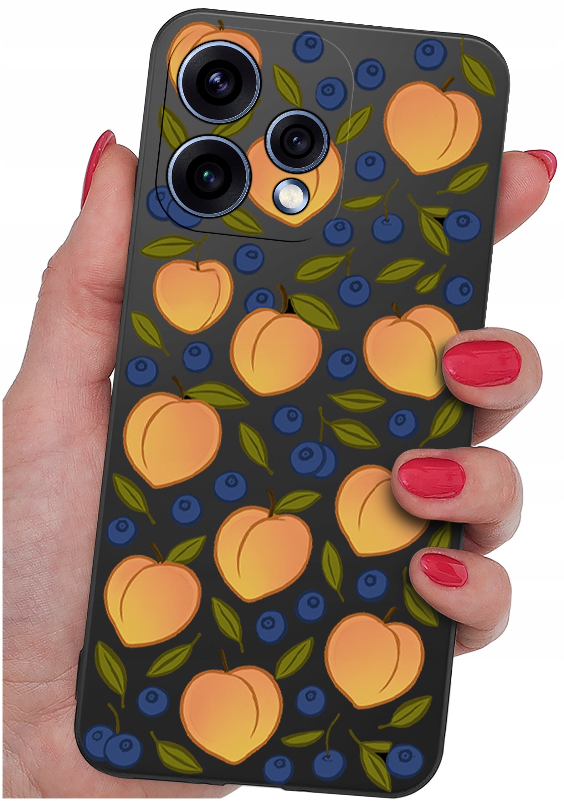 Etui na telefon z wzorem przedstawiającym brzoskwinie i jagody na ciemnym tle. Etui trzymane jest w dłoni z pomalowanymi na czerwono paznokciami.