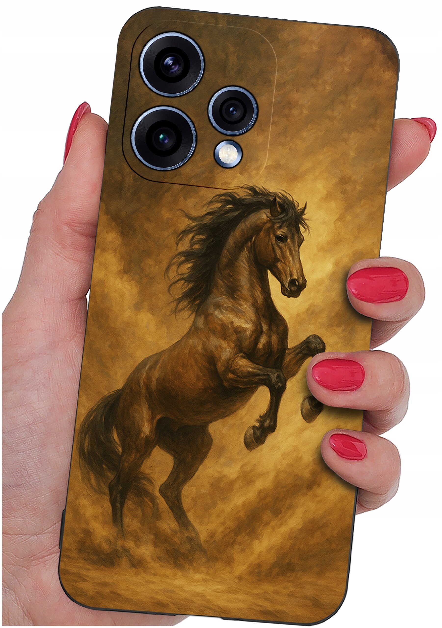 Etui na telefon z nadrukiem konia w dynamicznej pozie, trzymane w dłoni z pomalowanymi na czerwono paznokciami.