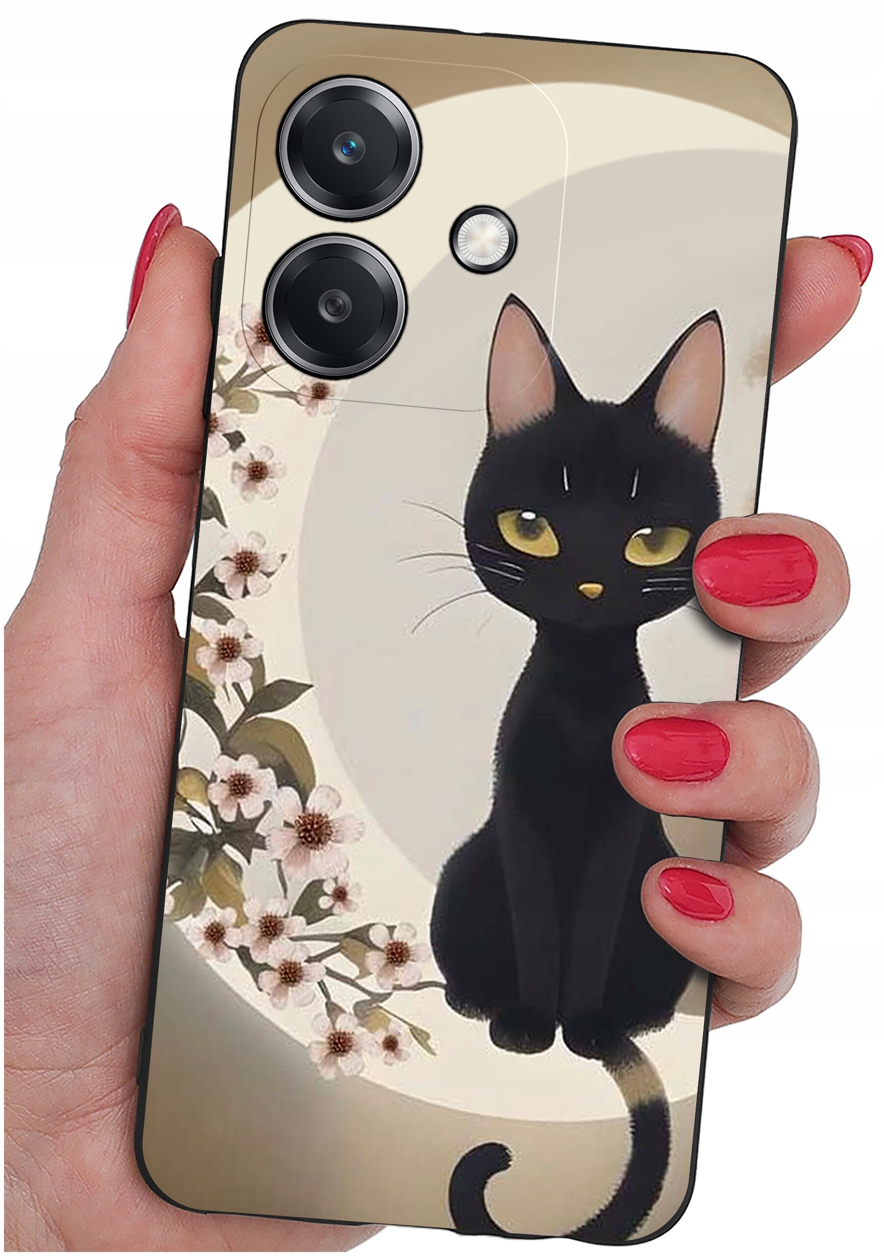 Etui na telefon z nadrukiem czarnego kota siedzącego na tle półksiężyca i kwiatów. Etui trzymane jest w dłoni z pomalowanymi na czerwono paznokciami.