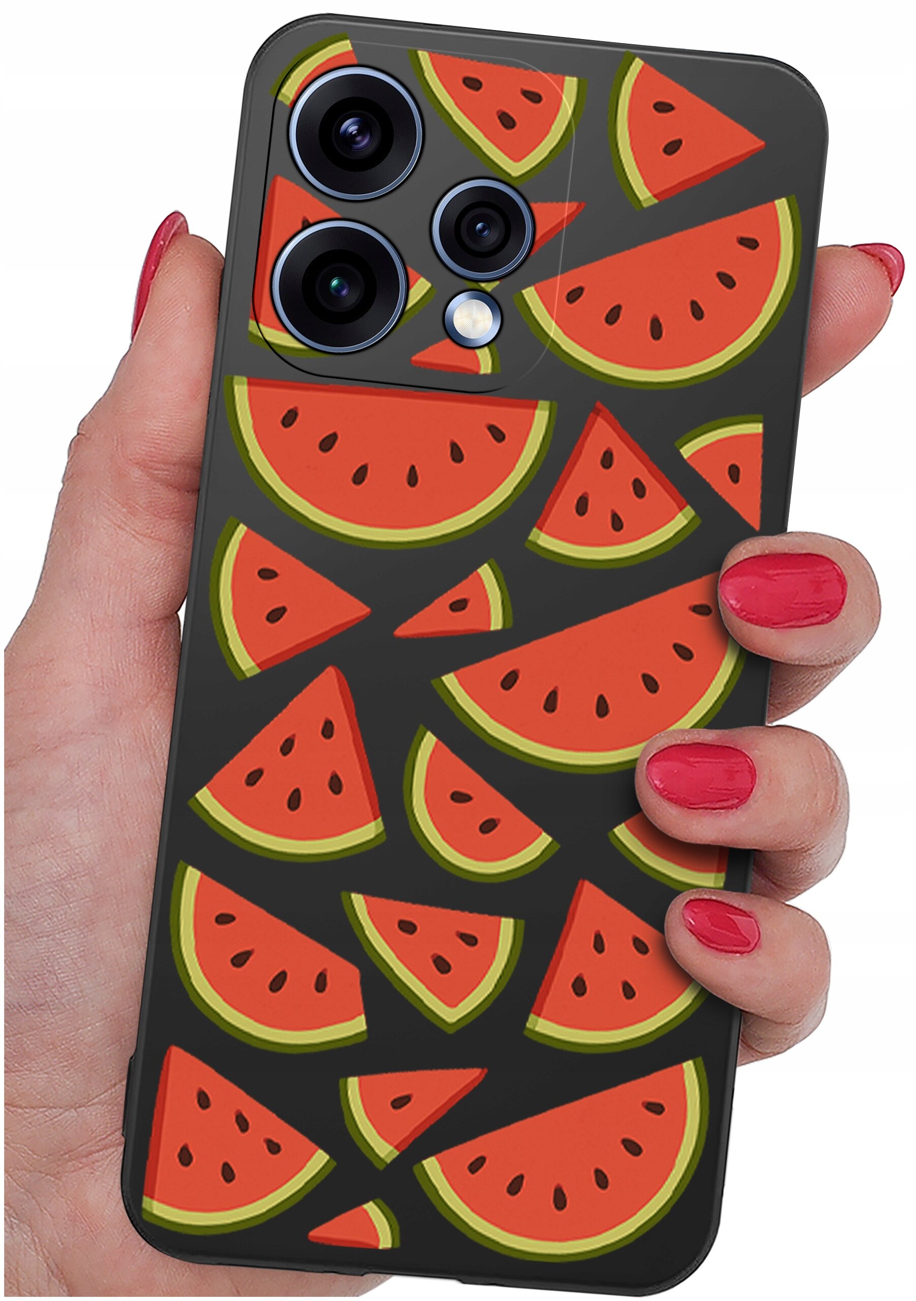 Etui na telefon z wzorem kawałków arbuza trzymane w dłoni z pomalowanymi na czerwono paznokciami. Etui ma trzy otwory na aparaty fotograficzne.