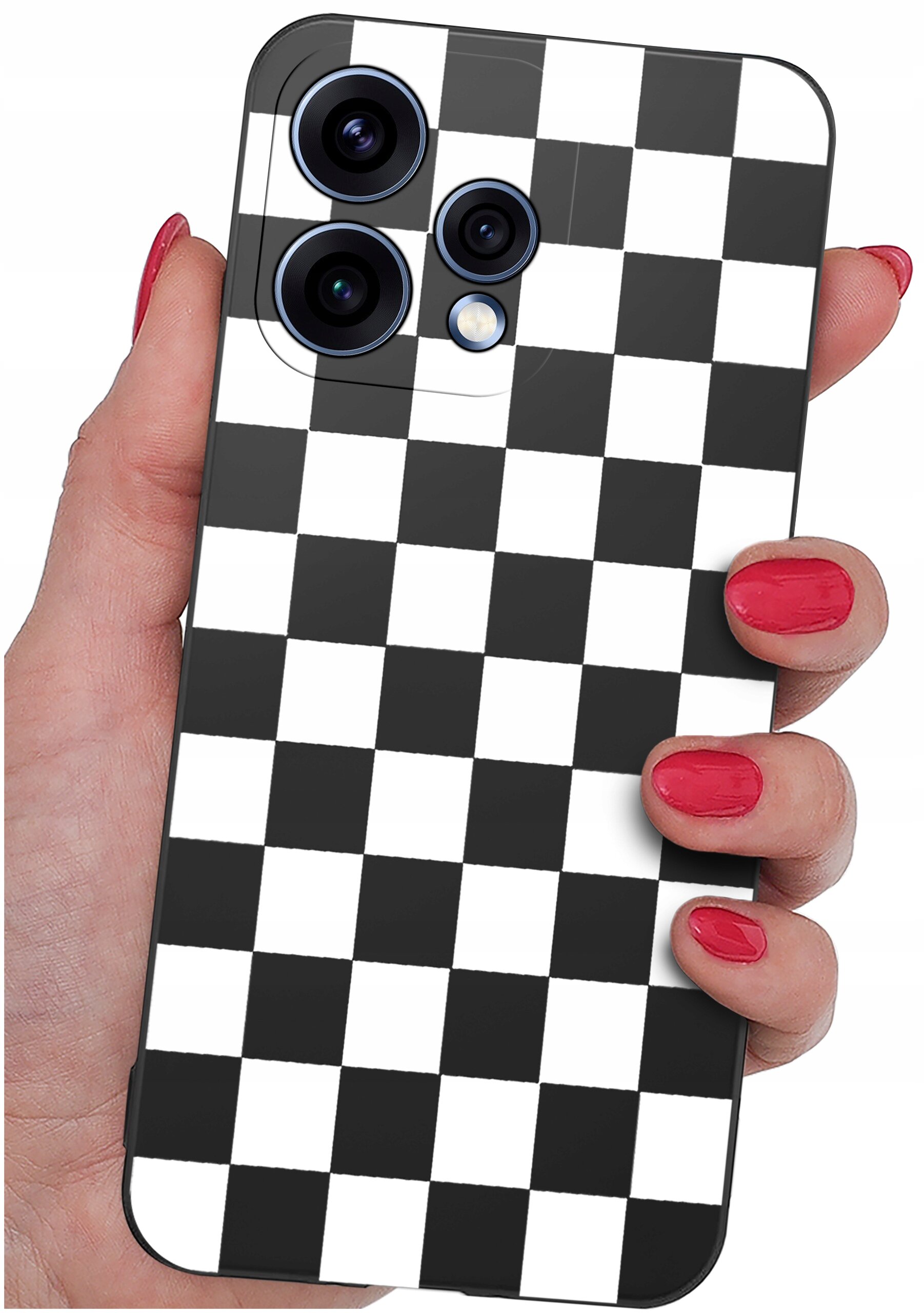 Osoba trzyma telefon z etui w czarno-białą szachownicę. Etui ma wycięcia na trzy obiektywy aparatu.