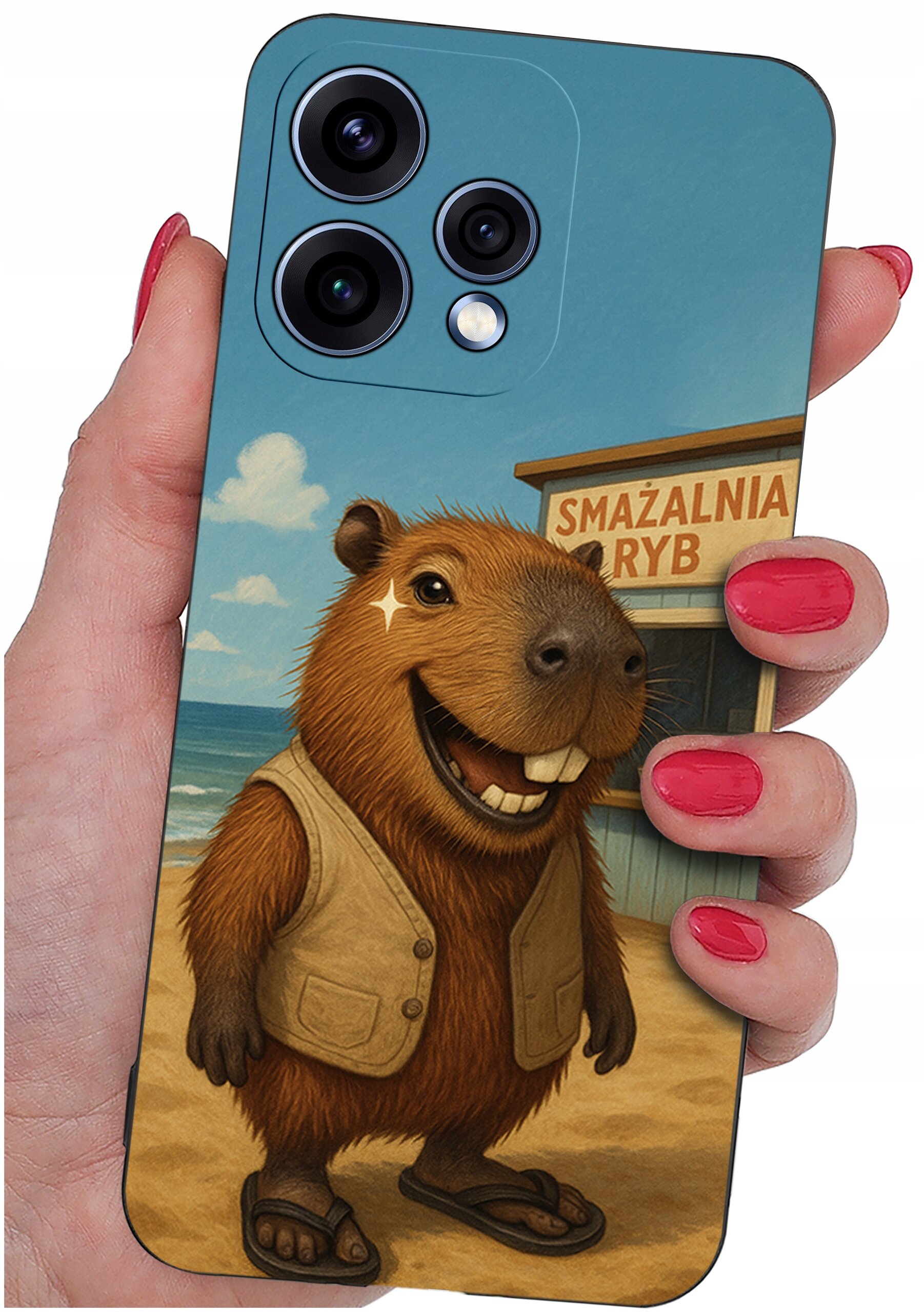 Etui na telefon z grafiką przedstawiającą uśmiechniętą kapibarę w kamizelce i sandałach, stojącą na plaży. W tle widoczny jest budynek z napisem \'SMAŻALNIA RYB\'.
