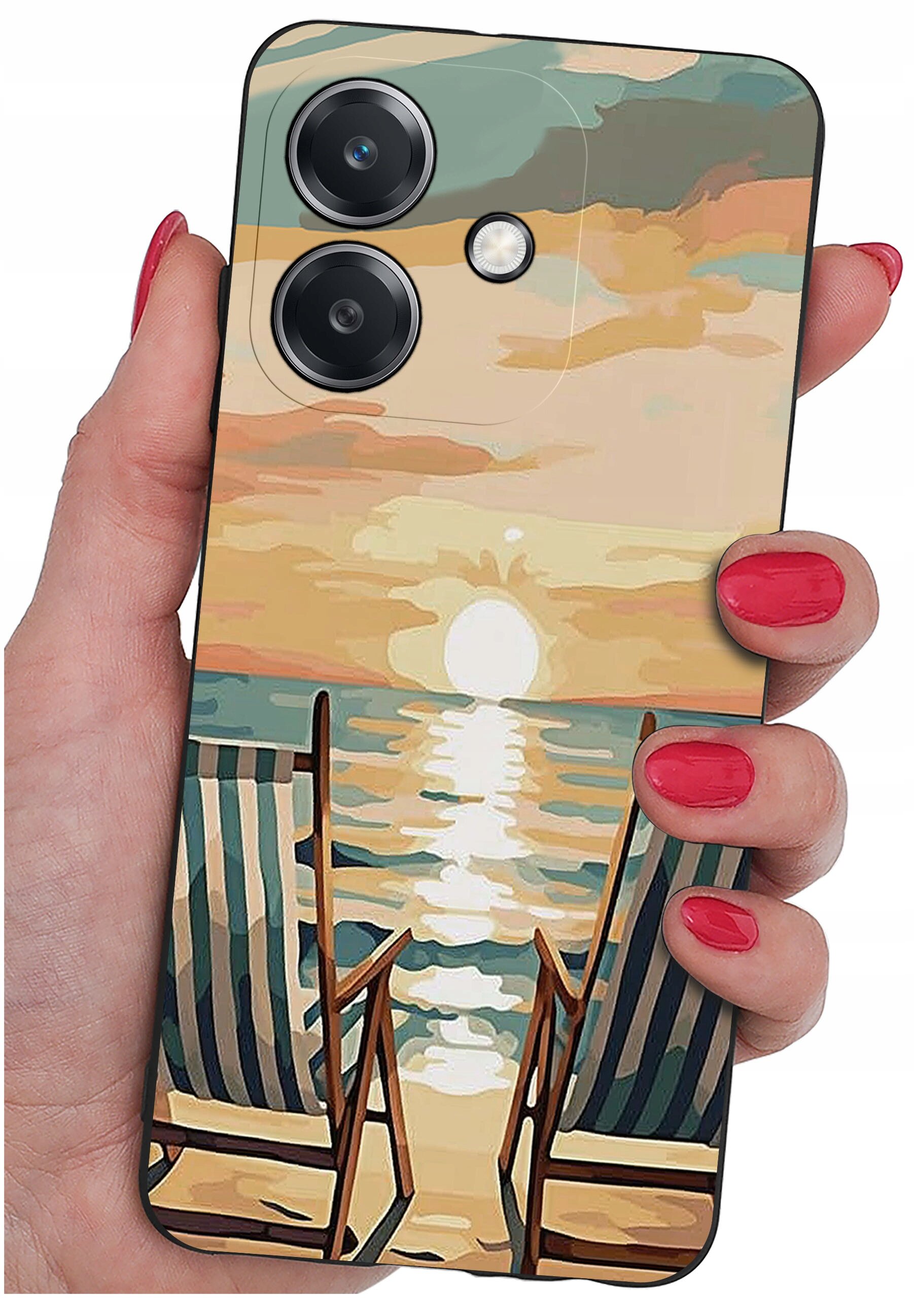 Etui na telefon z wzorem przedstawiającym zachód słońca nad morzem z dwoma leżakami na plaży. Etui trzymane jest w dłoni z pomalowanymi na czerwono paznokciami.