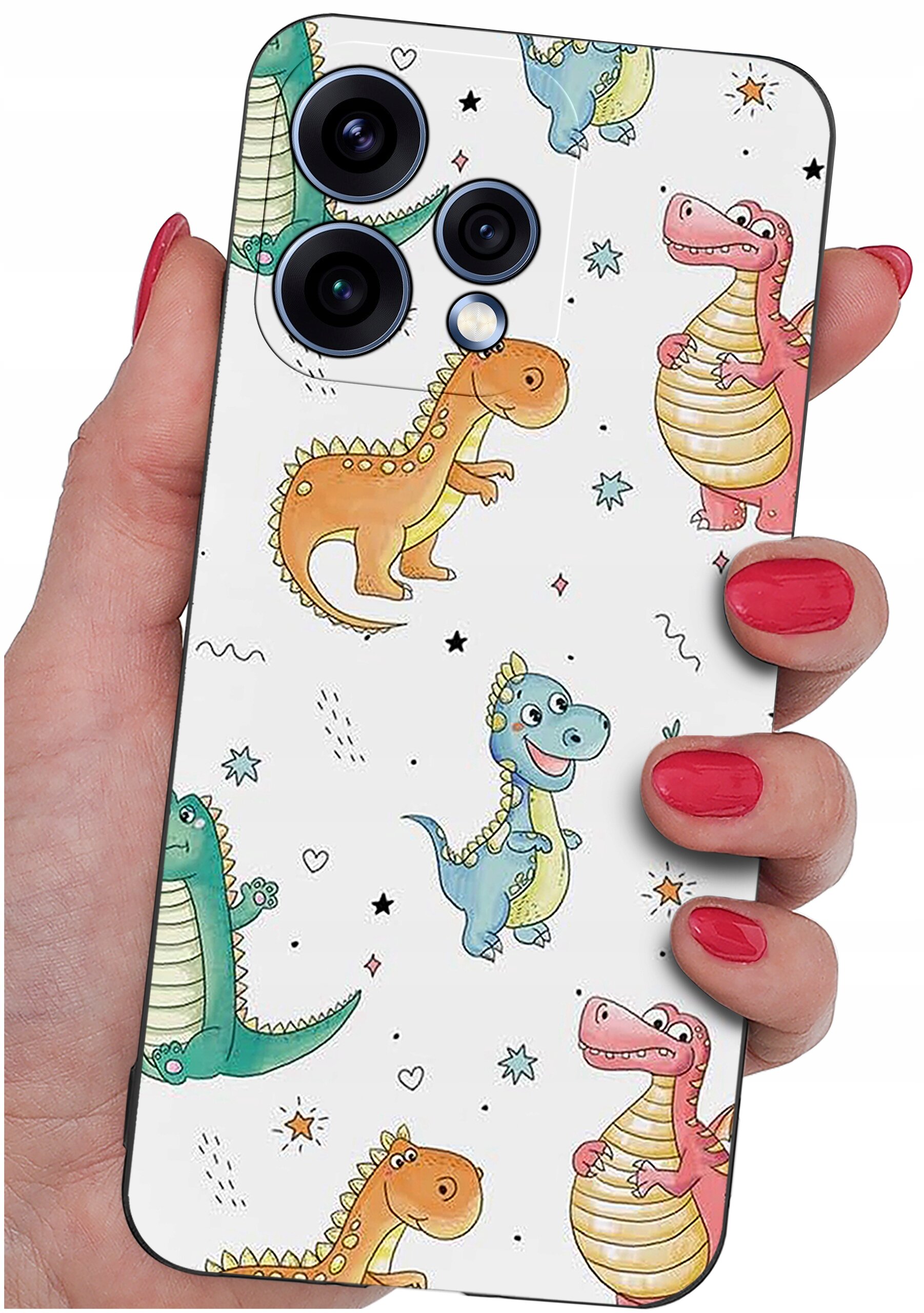 Etui na telefon z kolorowymi rysunkami dinozaurów trzymane w dłoni z pomalowanymi na czerwono paznokciami. Etui posiada wycięcia na trzy obiektywy aparatu i lampę błyskową.