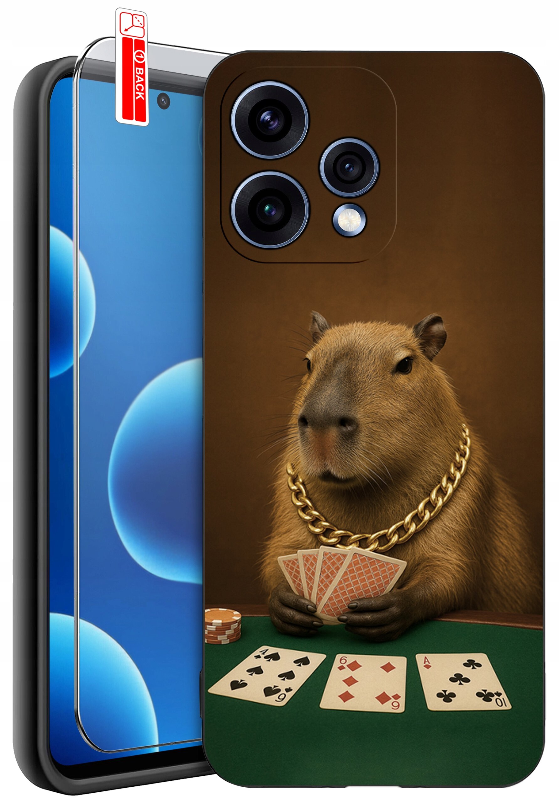 Etui na telefon z nadrukiem kapibary w złotym łańcuchu, trzymającej karty do gry przy stole pokerowym. Obok etui znajduje się szkło ochronne z napisem \'BACK\'.