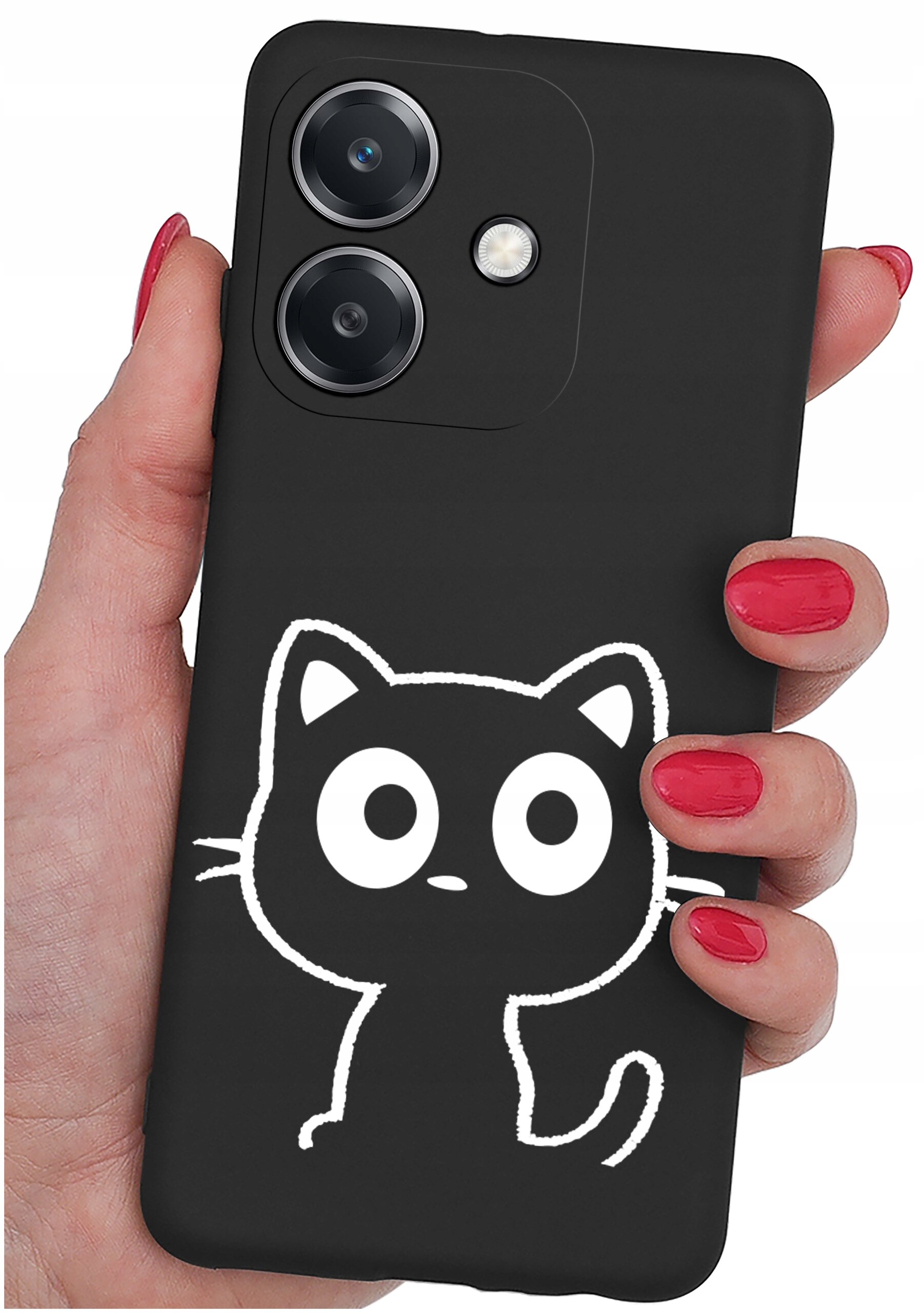 Czarne etui na telefon z białym rysunkiem kota, trzymane w dłoni z pomalowanymi na czerwono paznokciami. Etui posiada wycięcia na dwa obiektywy aparatu i lampę błyskową.