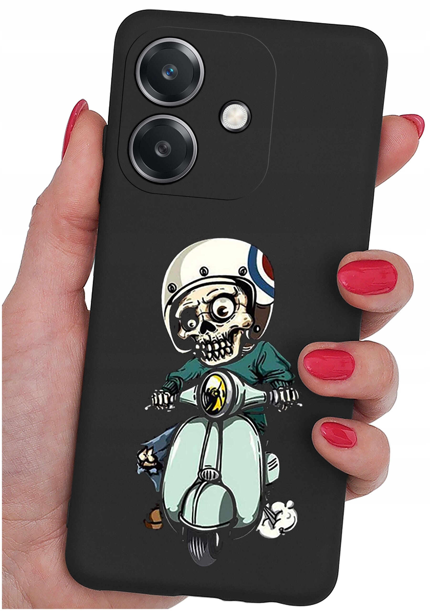 Czarne etui na telefon z nadrukiem przedstawiającym szkielet w kasku jadący na skuterze. Etui trzymane jest w dłoni z pomalowanymi na czerwono paznokciami.