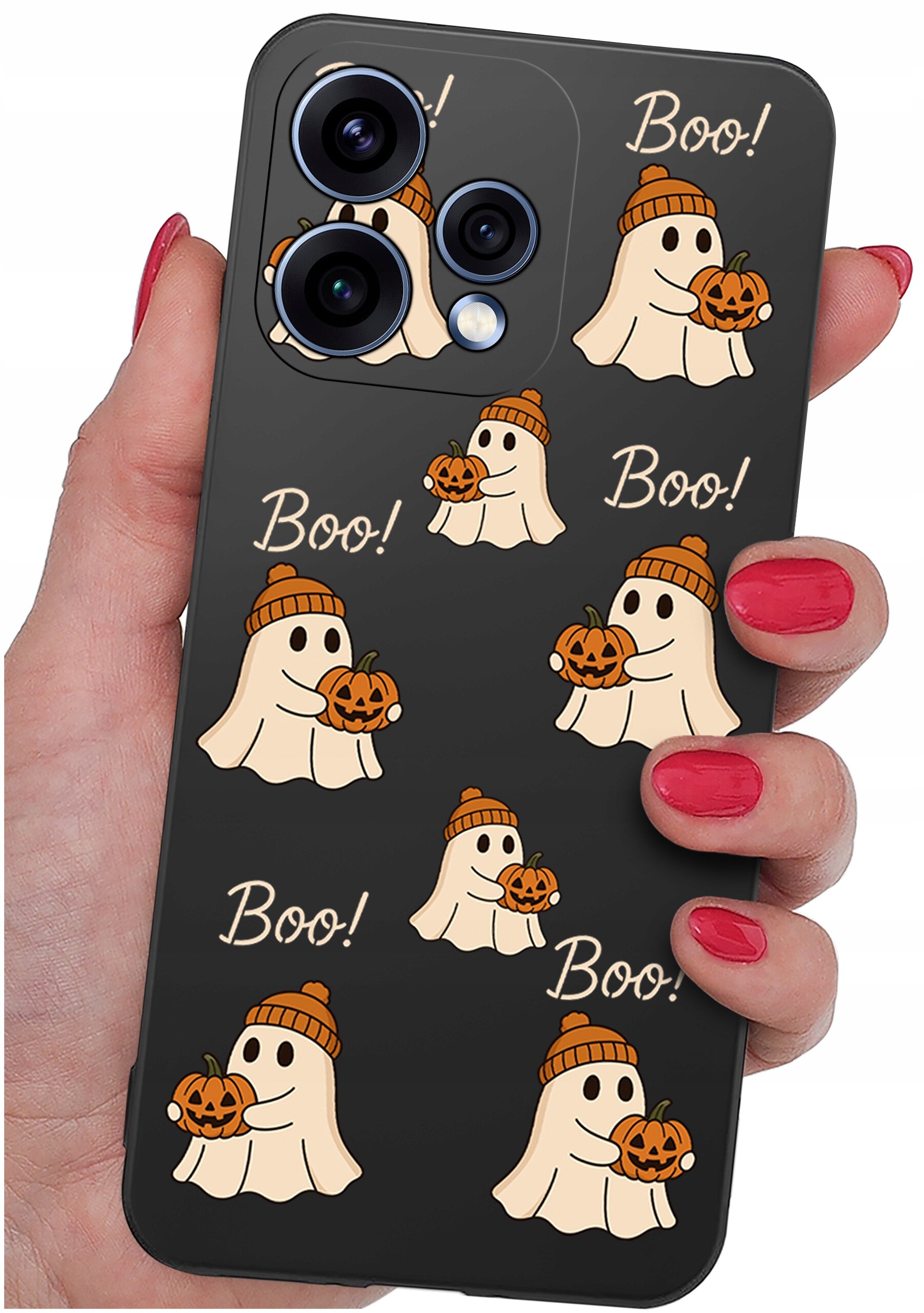 Czarne etui na telefon z wzorem przedstawiającym uśmiechnięte duszki w czapkach, trzymające dynie, oraz napisem \'Boo!\'. Etui jest trzymane w dłoni z pomalowanymi na czerwono paznokciami.