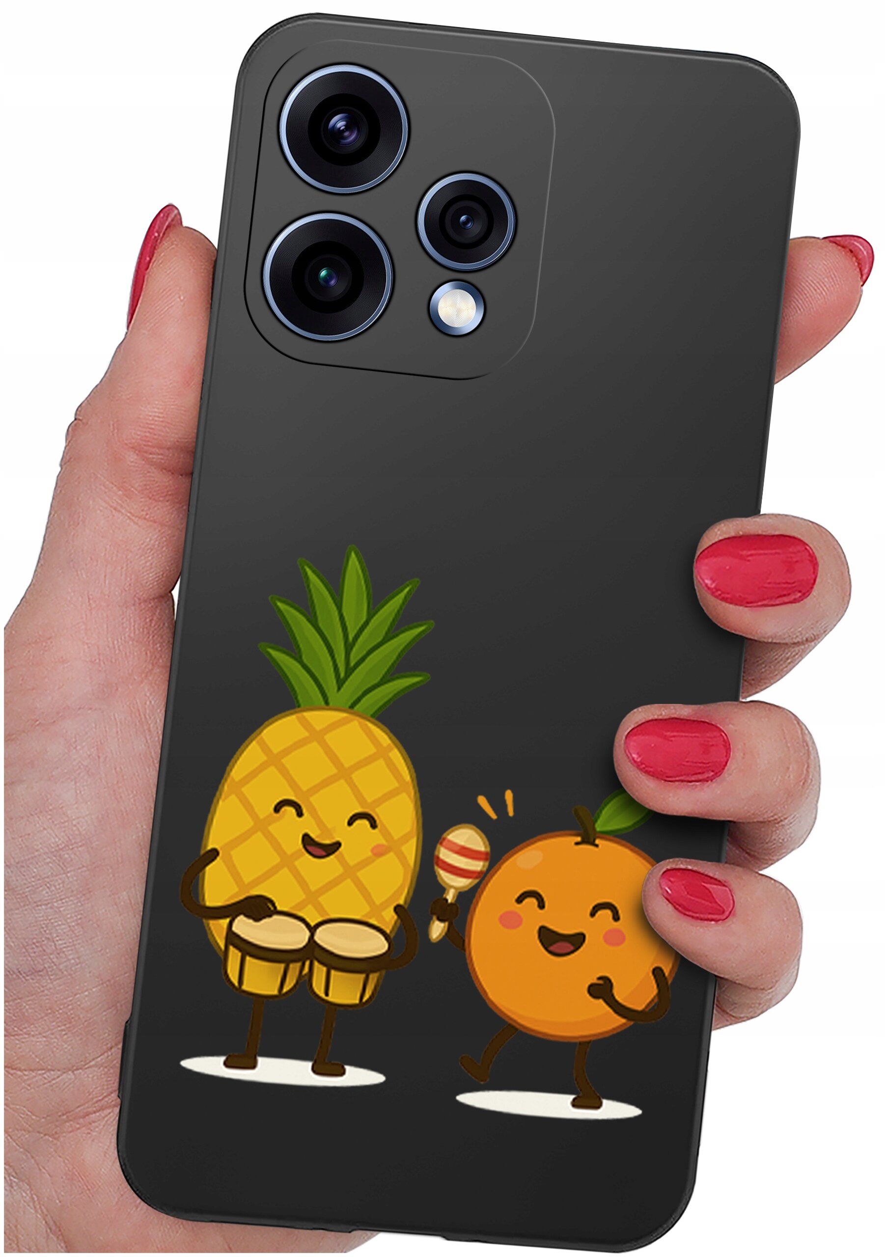 Osoba trzyma telefon z czarnym etui, na którym widnieje rysunek ananasa grającego na bębenkach i pomarańczy z marakasem. Etui ma wycięcia na trzy obiektywy aparatu.