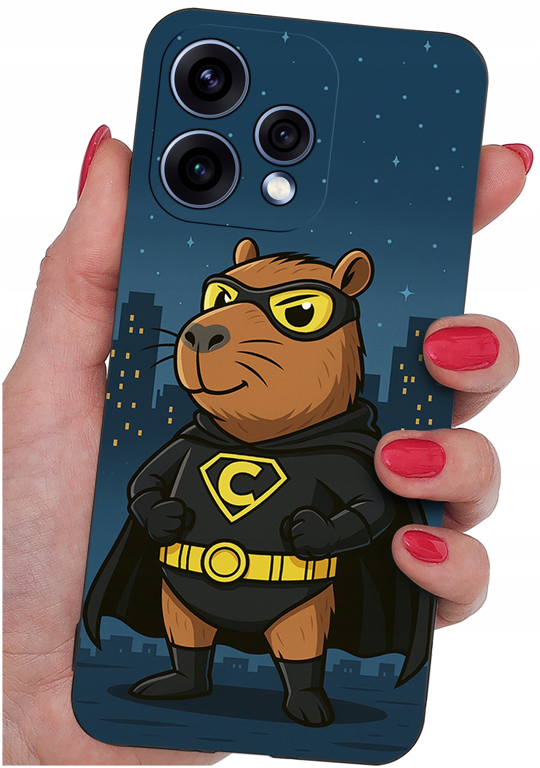 Etui na telefon z nadrukiem postaci zwierzęcia w stroju superbohatera z literą \'C\' na piersi. Tło przedstawia nocne miasto z gwiazdami na niebie.