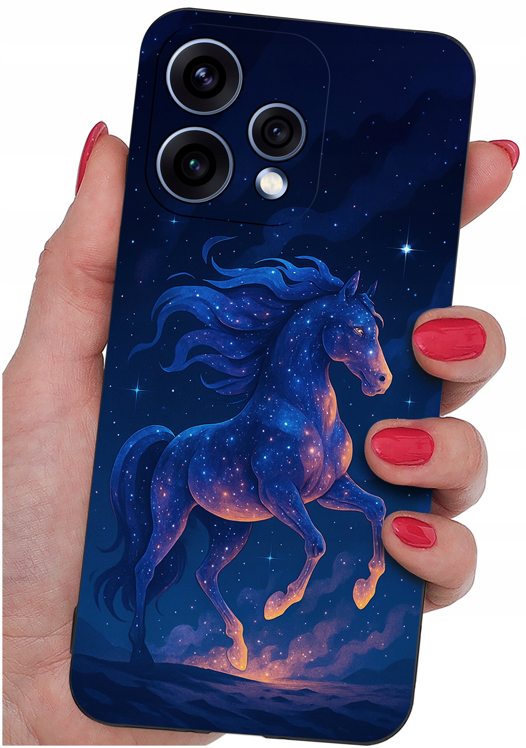 Etui na telefon z motywem galopującego konia na tle gwiaździstego nieba, trzymane w dłoni z pomalowanymi na czerwono paznokciami. Widoczne są trzy obiektywy aparatu telefonu.