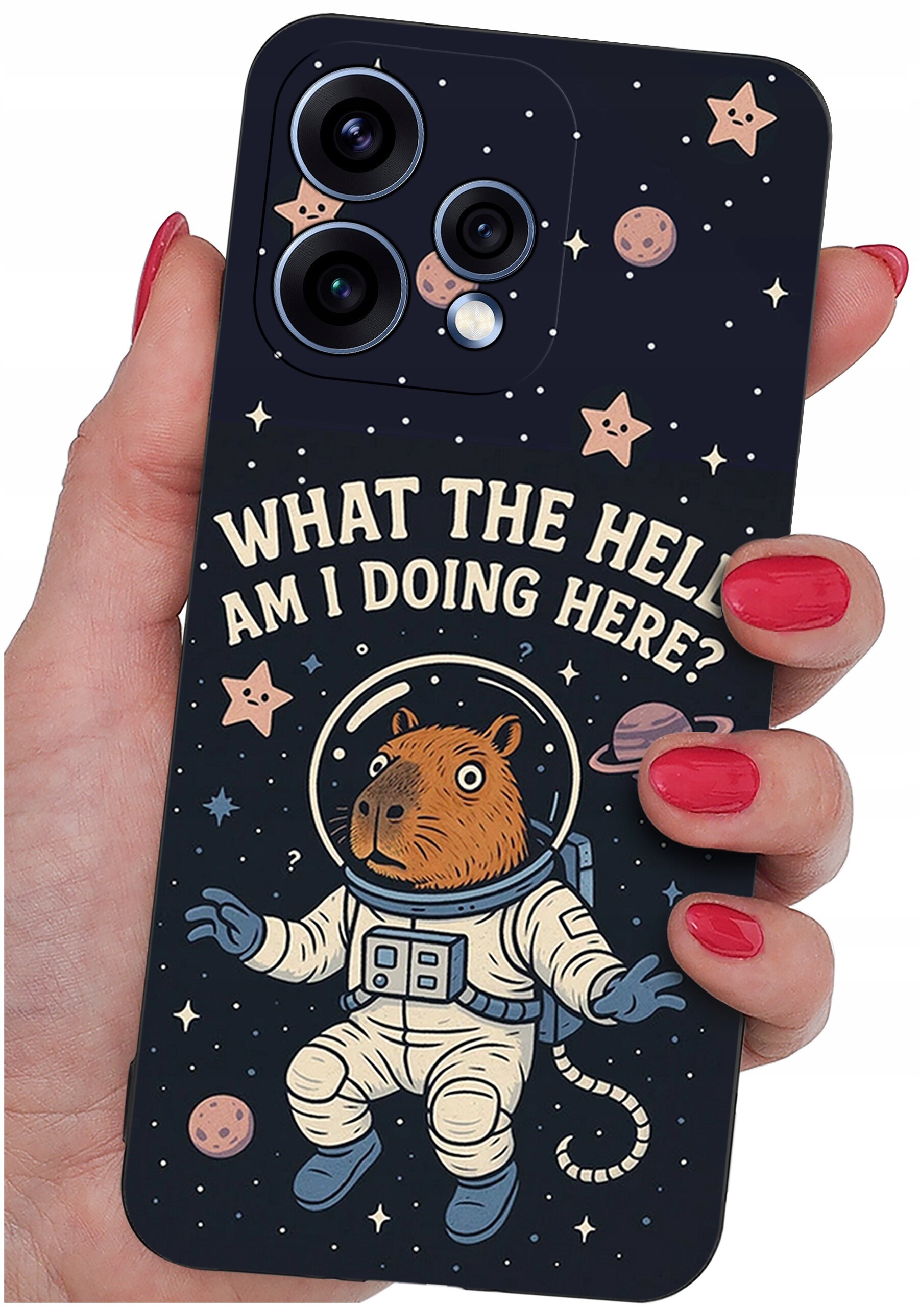 Etui na telefon z nadrukiem kosmonauty w kształcie kapibary w przestrzeni kosmicznej, otoczonej gwiazdami i planetami. Na etui widnieje tekst: \'WHAT THE HELL AM I DOING HERE?\'.