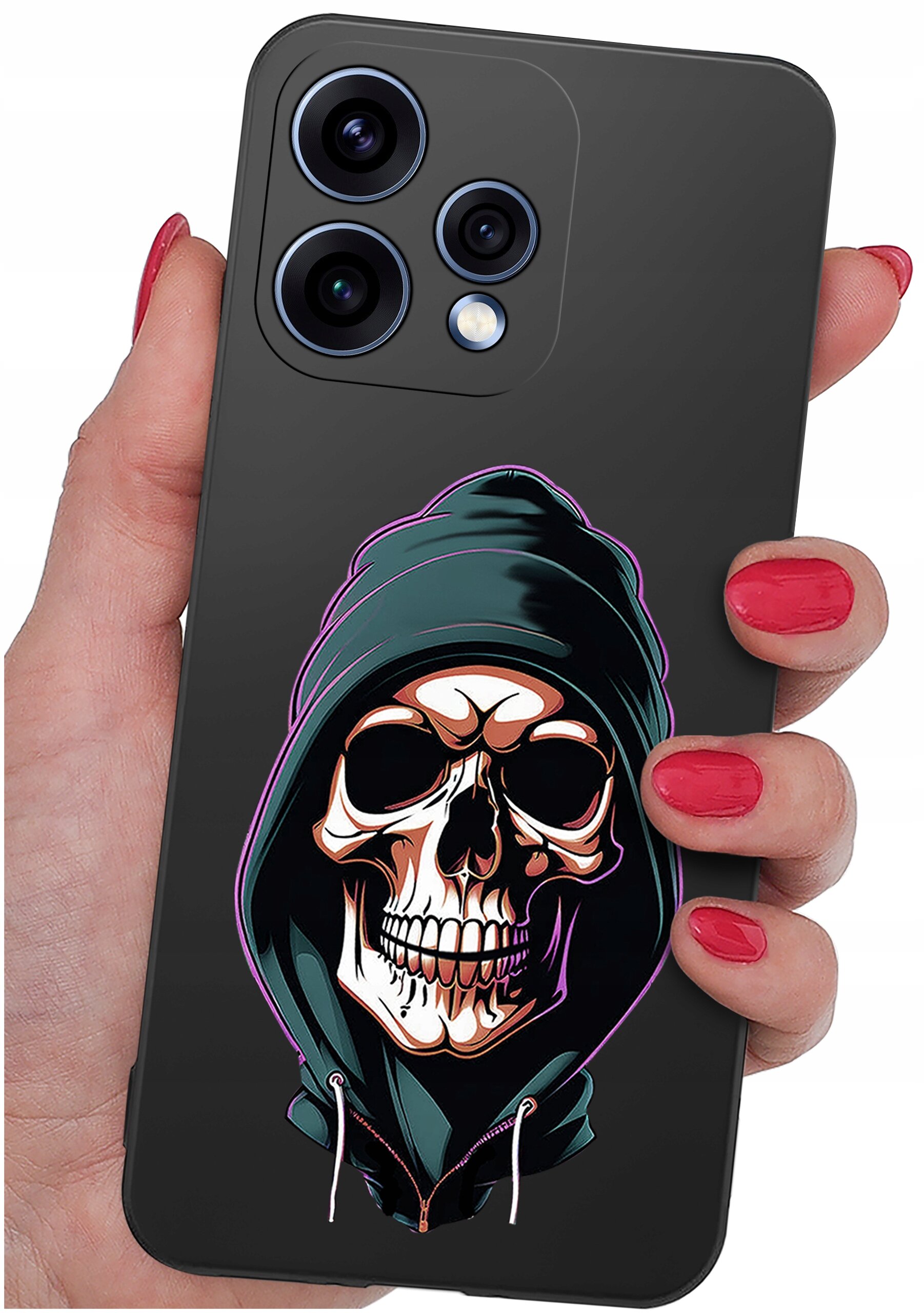 Etui na telefon z nadrukiem czaszki w kapturze, trzymane w dłoni z pomalowanymi na czerwono paznokciami. Etui ma wycięcia na trzy obiektywy aparatu i lampę błyskową.