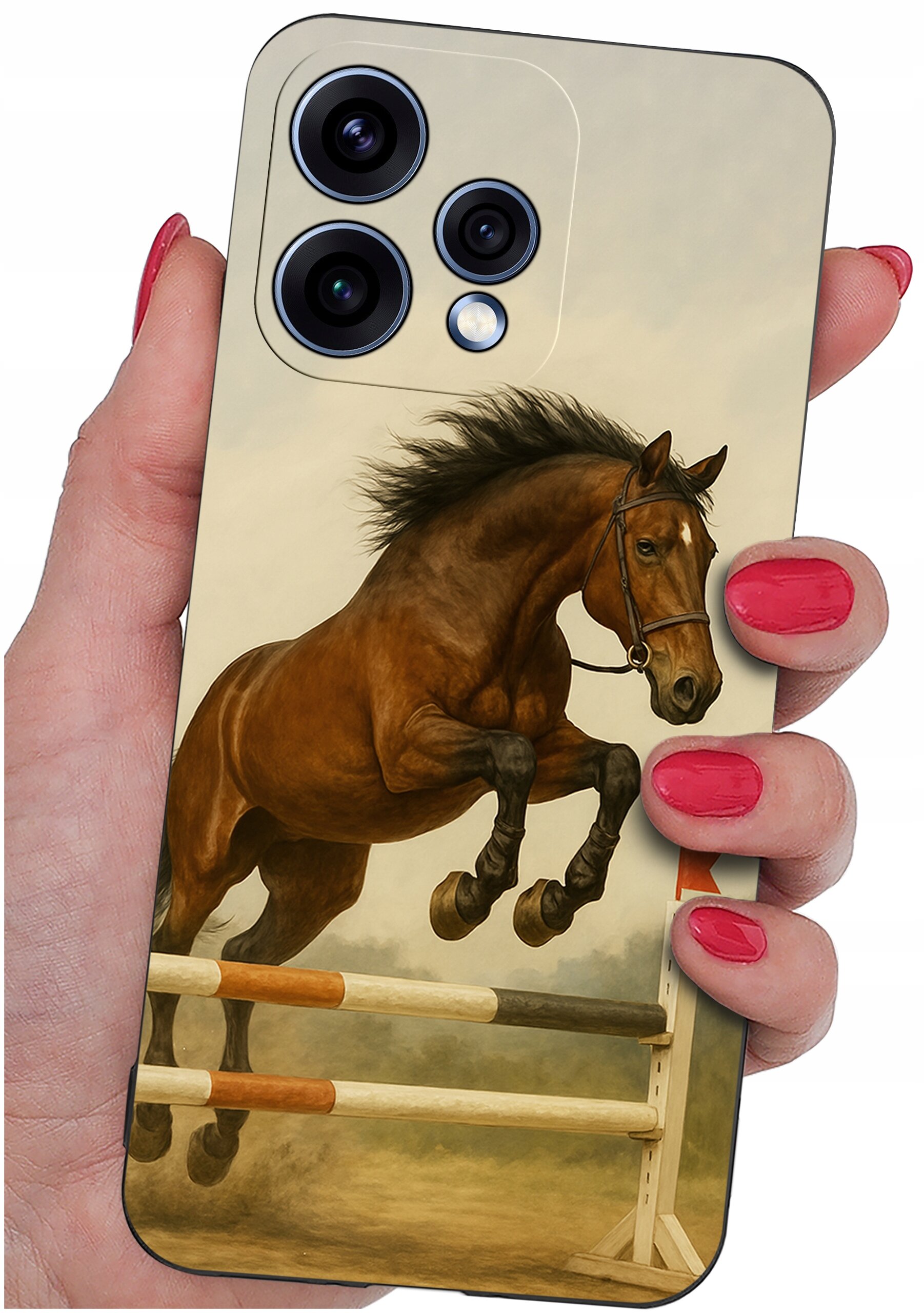 Etui na telefon z nadrukiem skaczącego konia, trzymane w dłoni z pomalowanymi na czerwono paznokciami. Etui posiada wycięcia na trzy obiektywy aparatu i lampę błyskową.