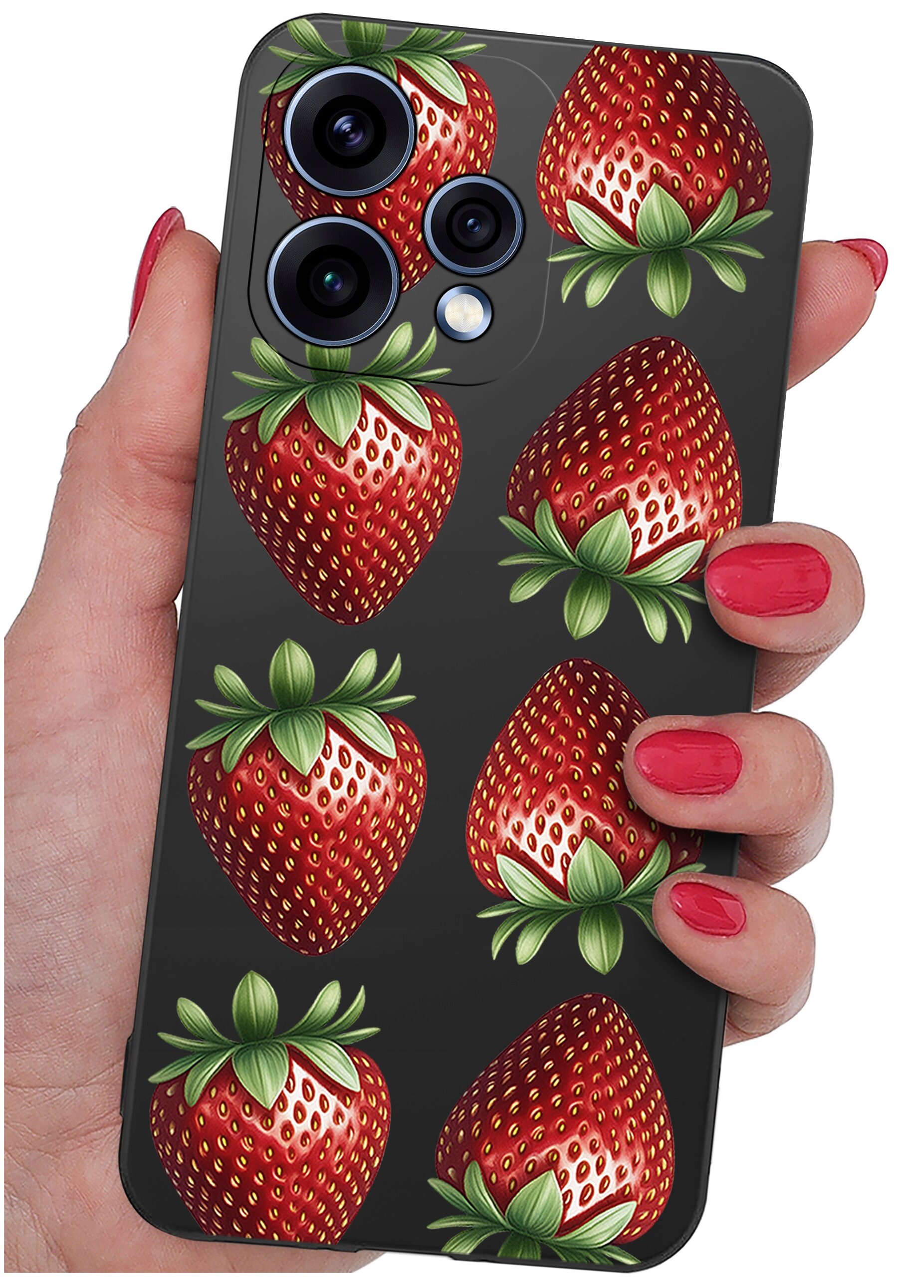 Etui na telefon z motywem truskawek, trzymane w dłoni z pomalowanymi na czerwono paznokciami. Widoczne są cztery otwory na aparaty fotograficzne.