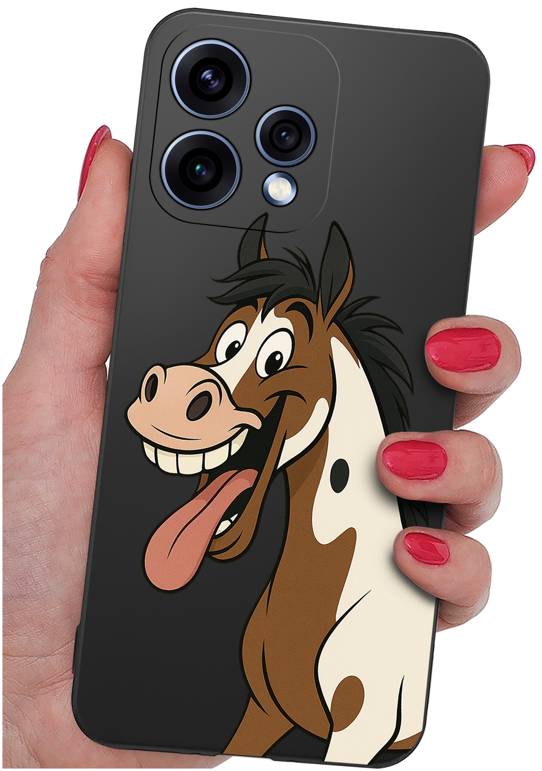 Osoba trzyma telefon z czarnym etui, na którym znajduje się rysunek uśmiechniętego konia z wystawionym językiem. Etui ma wycięcia na trzy obiektywy aparatu i lampę błyskową.