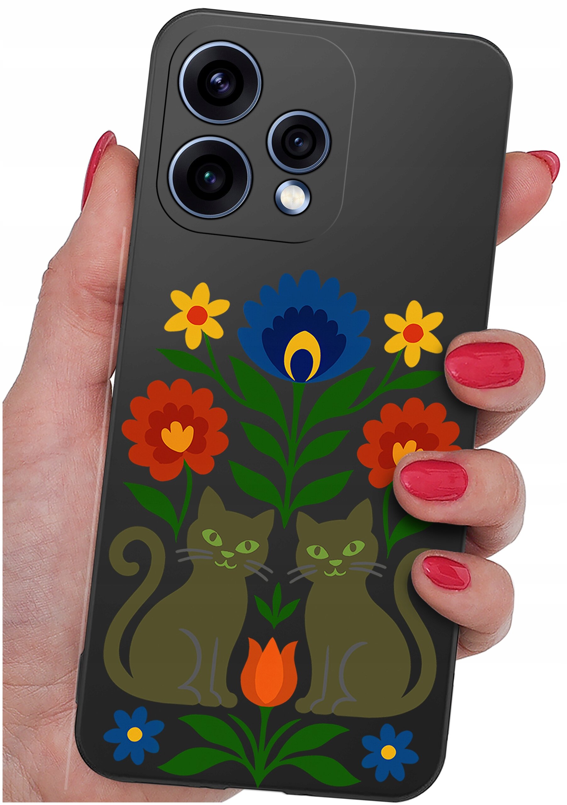 Etui na telefon z motywem dwóch kotów otoczonych kolorowymi kwiatami, trzymane w dłoni z pomalowanymi na czerwono paznokciami.