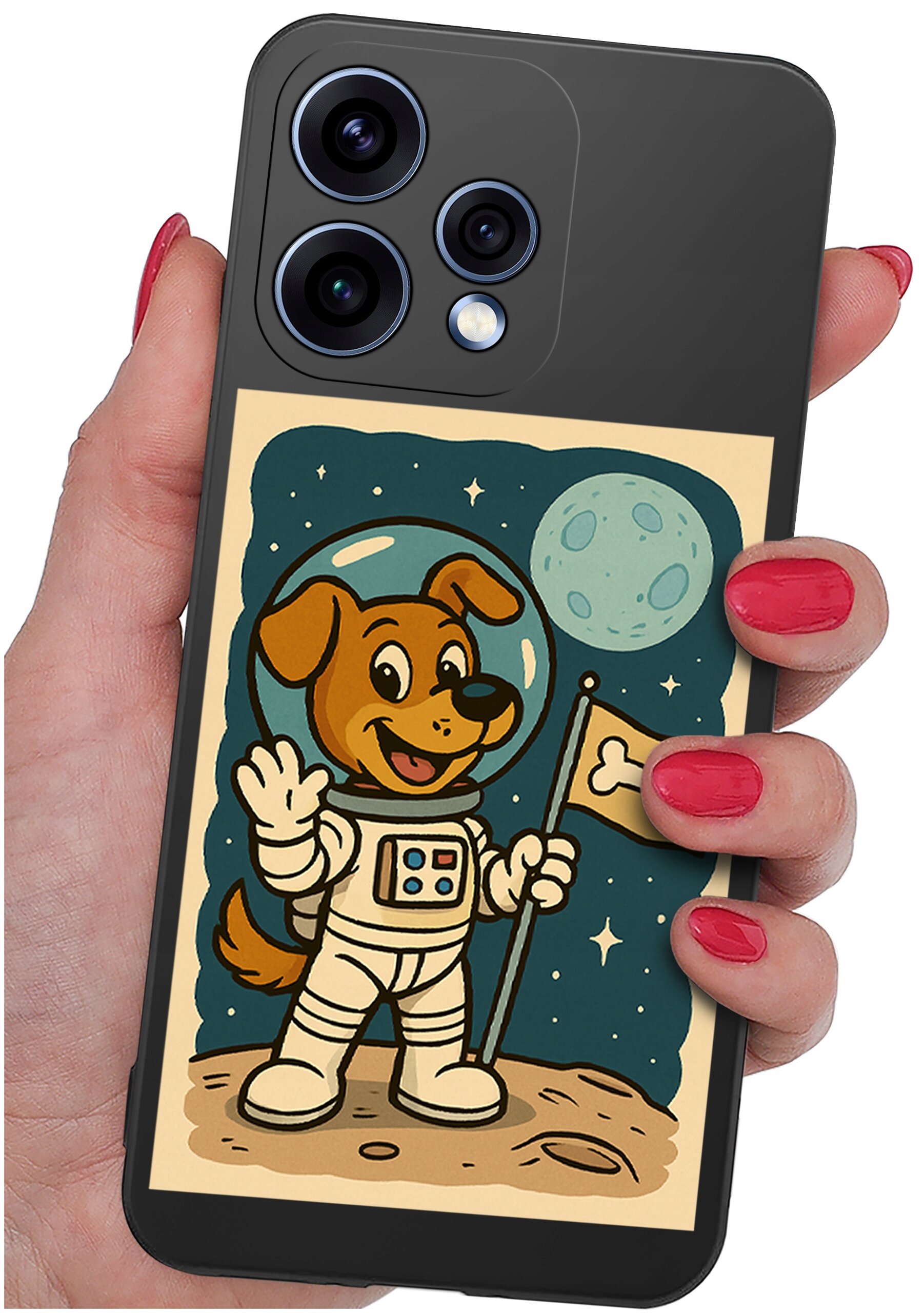 Etui na telefon z grafiką przedstawiającą psa w skafandrze kosmicznym, trzymającego flagę z kością na tle księżyca i gwiazd. Etui jest trzymane w dłoni z pomalowanymi na czerwono paznokciami.