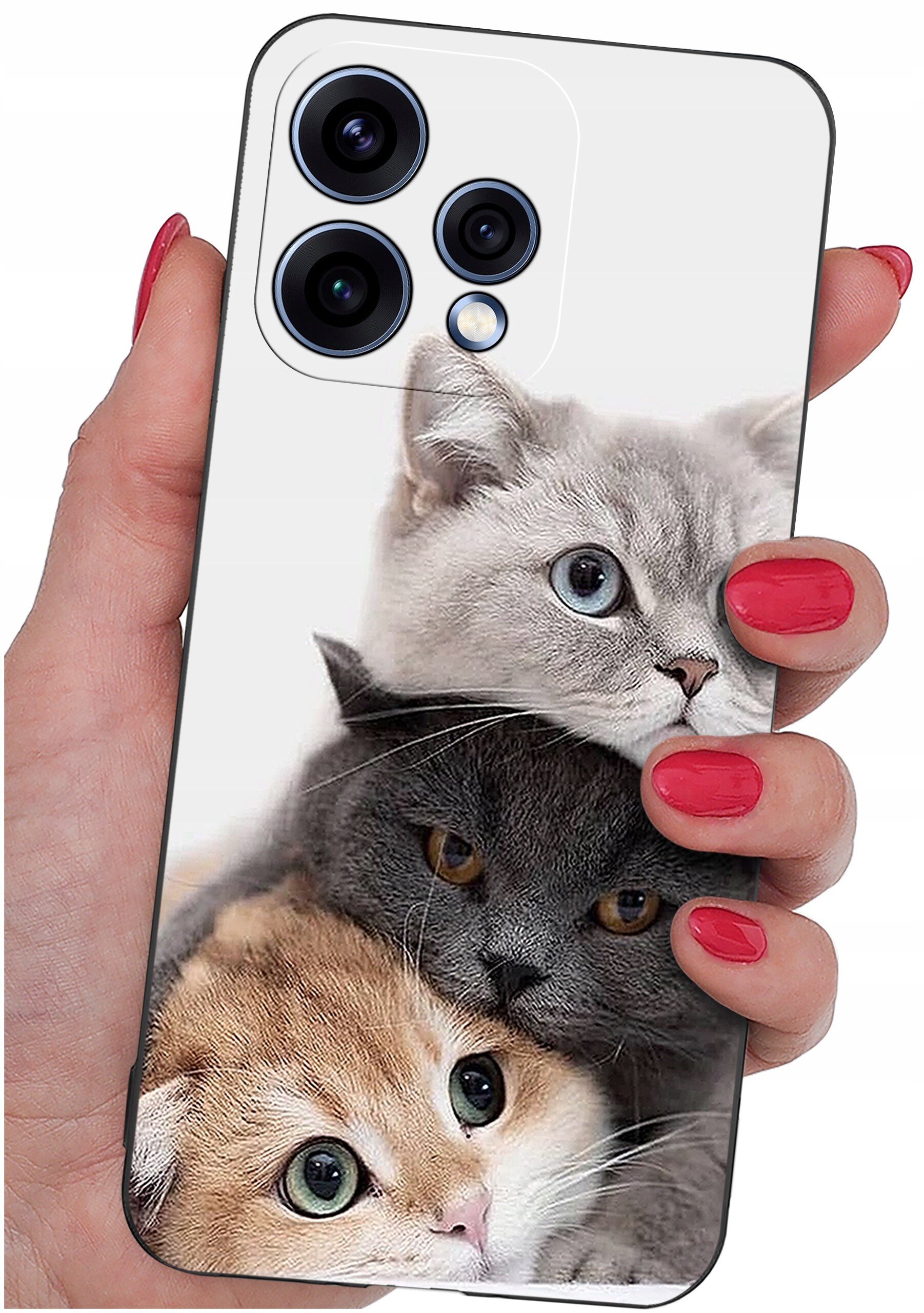 Etui na telefon z nadrukiem trzech kotów, trzymane w dłoni z pomalowanymi na czerwono paznokciami. Etui posiada wycięcia na trzy obiektywy aparatu.
