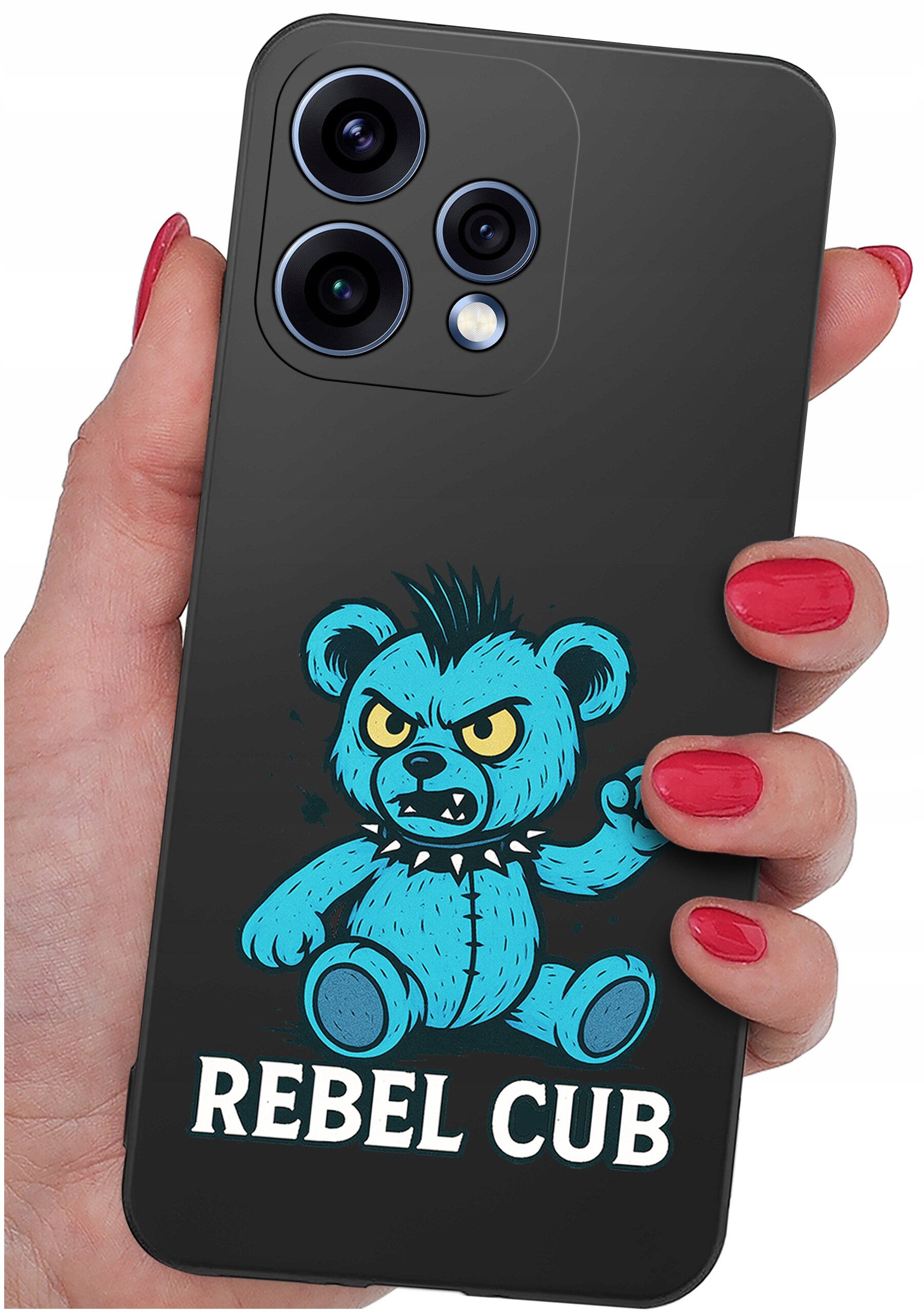 Osoba trzyma telefon z czarnym etui, na którym znajduje się niebieski rysunek groźnie wyglądającego misia z napisem \'REBEL CUB\'.