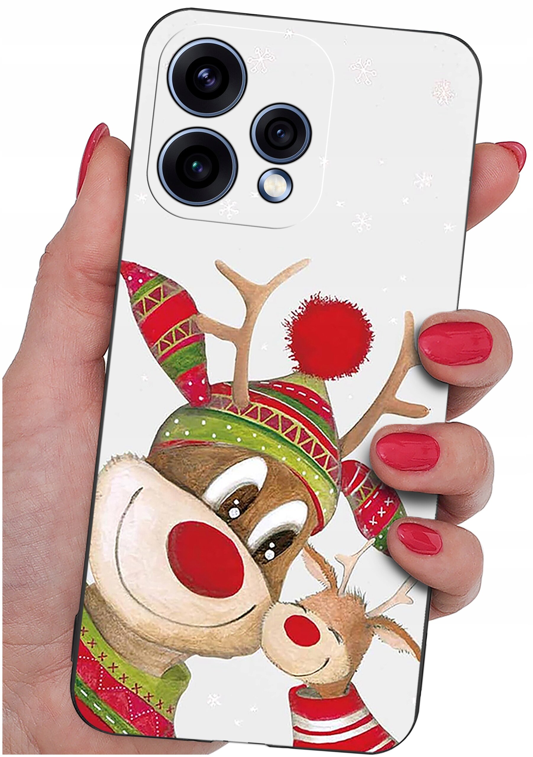 Etui na telefon z motywem renifera w świątecznym stroju, trzymane w dłoni z pomalowanymi na czerwono paznokciami. Etui ma wycięcia na trzy obiektywy aparatu.