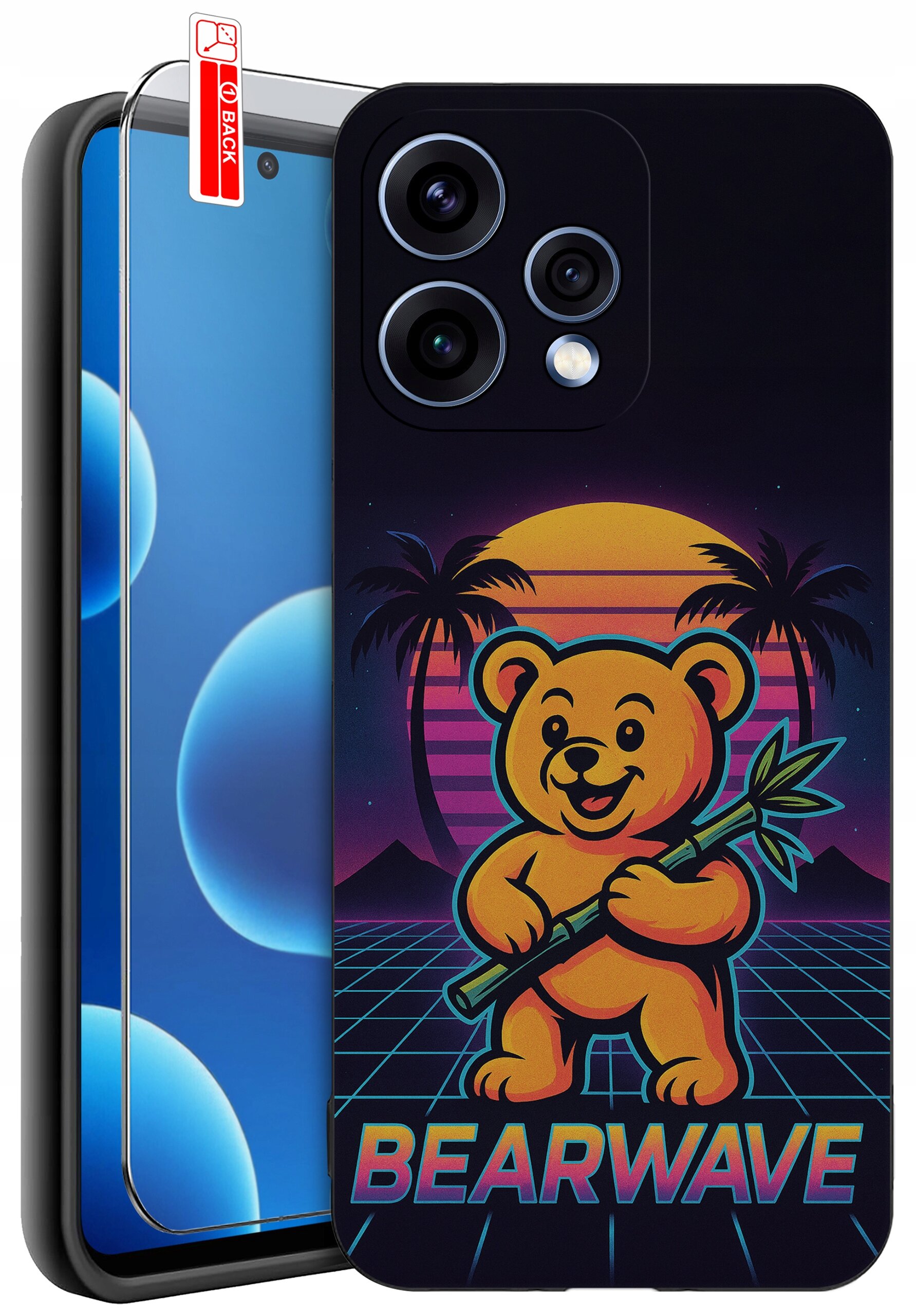 Etui na telefon z kolorowym nadrukiem przedstawiającym misia trzymającego bambus, na tle zachodzącego słońca i palm. Na dole widoczny jest napis \'BEARWAVE\'.