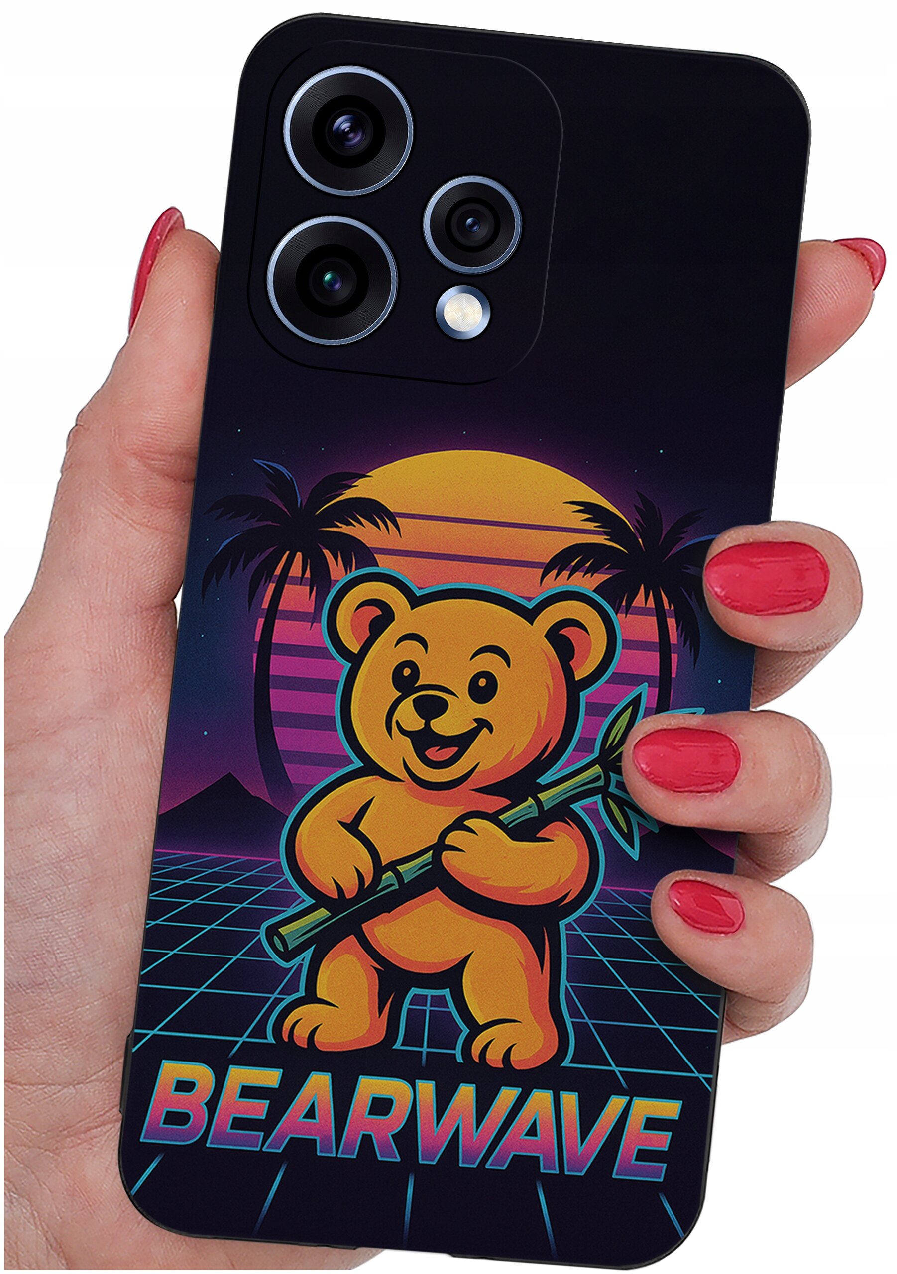 Etui na telefon z grafiką przedstawiającą uśmiechniętego misia trzymającego kij, na tle zachodzącego słońca i palm. Na dole widoczny jest napis \'BEARWAVE\'.