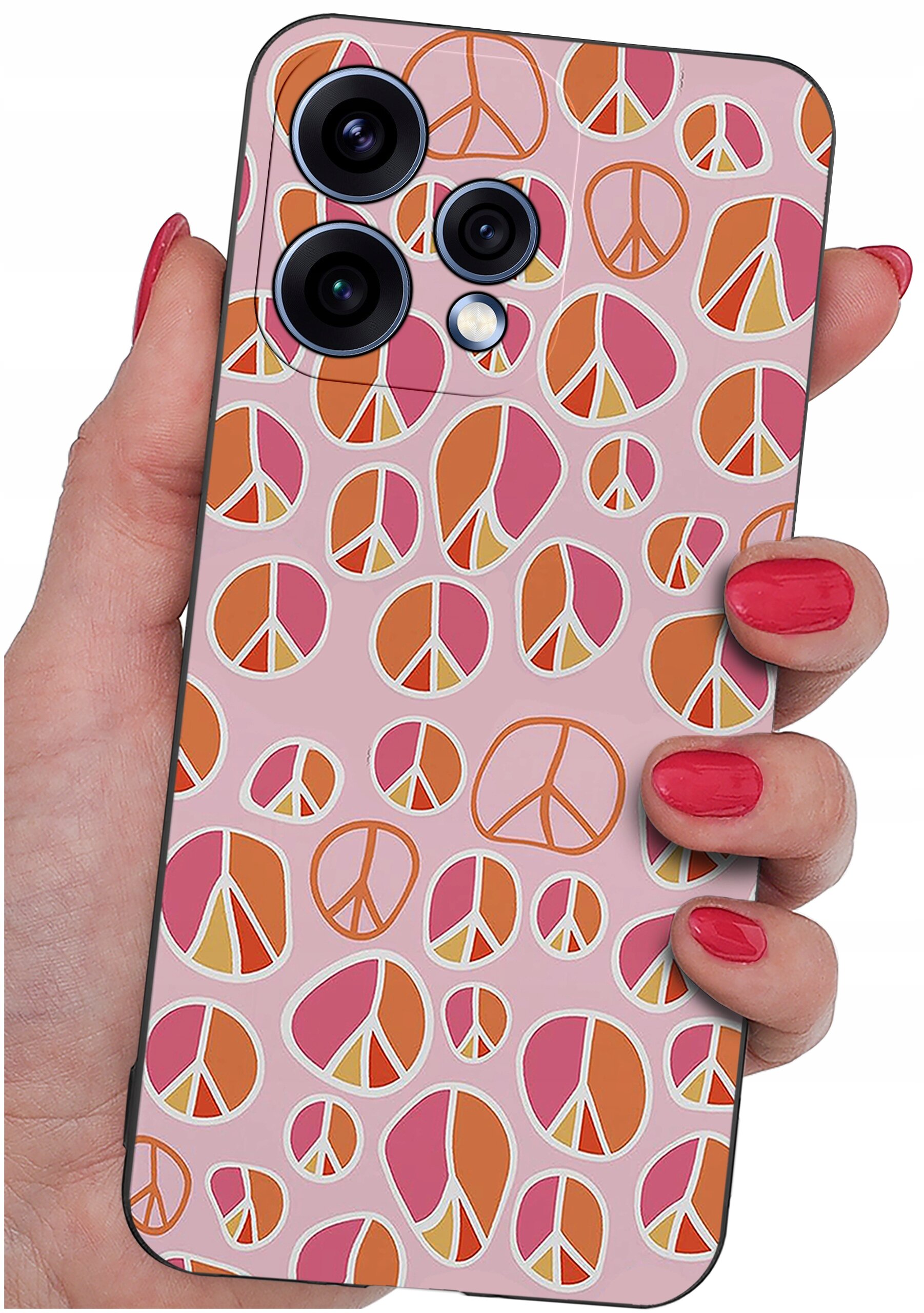 Etui na telefon z wzorem symboli pokoju w kolorach różowym i pomarańczowym, trzymane w dłoni z pomalowanymi na czerwono paznokciami.
