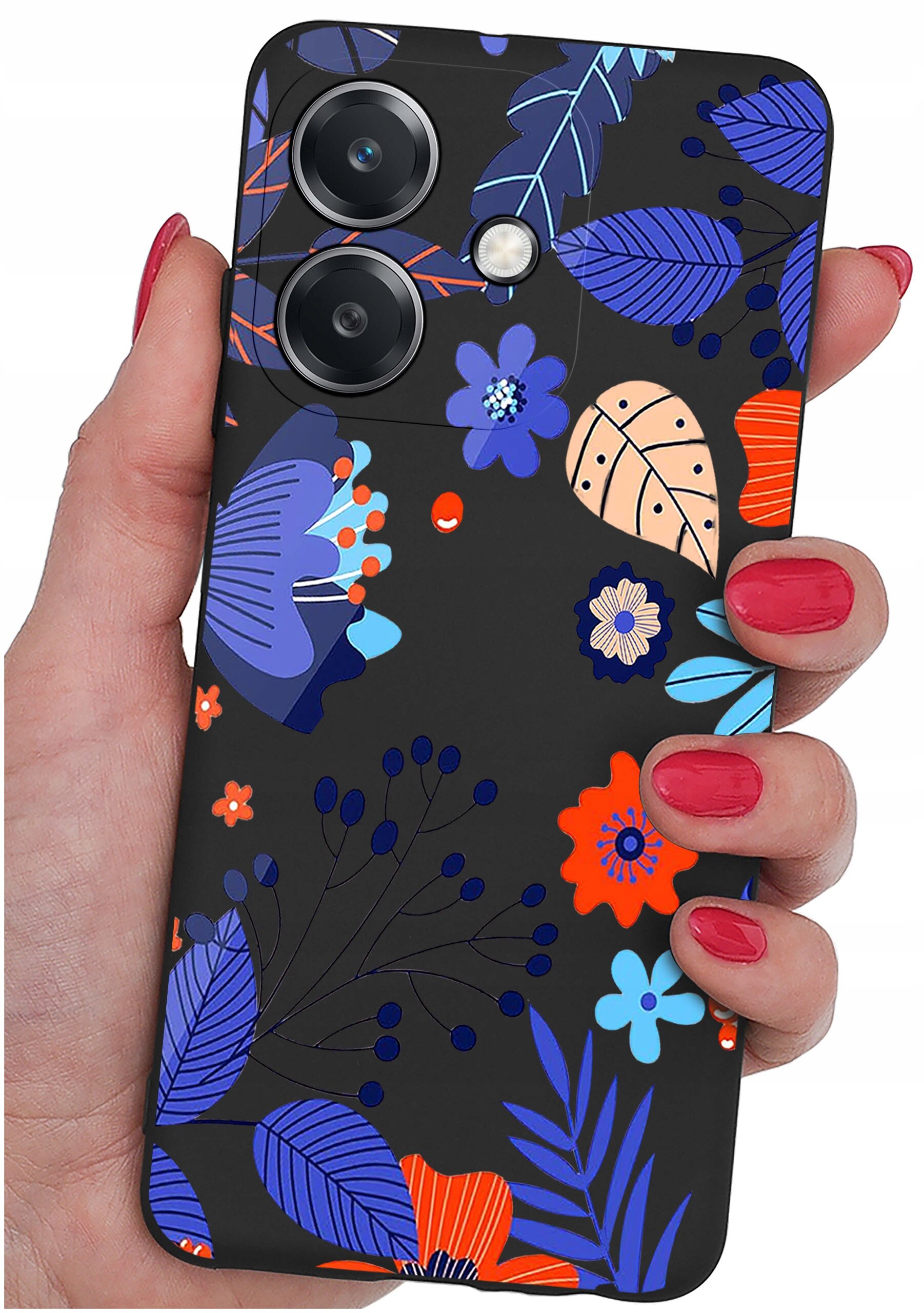 Etui na telefon z kolorowym, kwiatowym wzorem w odcieniach niebieskiego, pomarańczowego i fioletowego, trzymane w dłoni z pomalowanymi na czerwono paznokciami. Etui posiada wycięcia na dwa obiektywy aparatu i lampę błyskową.