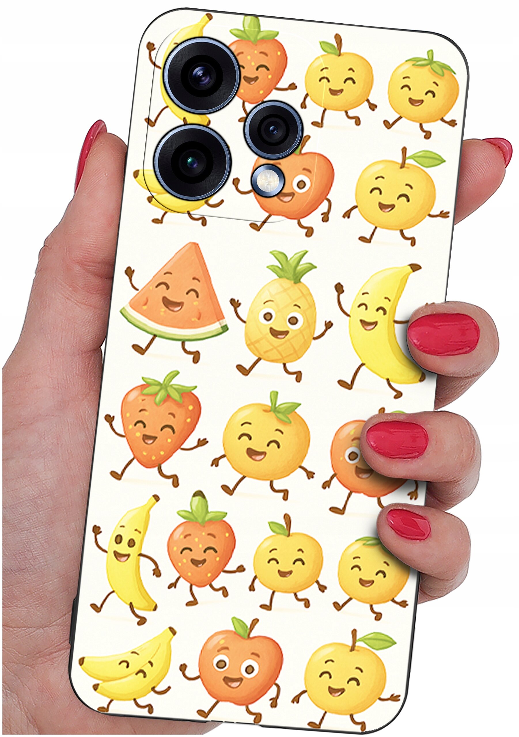 Etui na telefon z kolorowym wzorem uśmiechniętych owoców, takich jak banany, jabłka, ananasy i truskawki. Etui trzymane jest w dłoni z pomalowanymi na czerwono paznokciami.