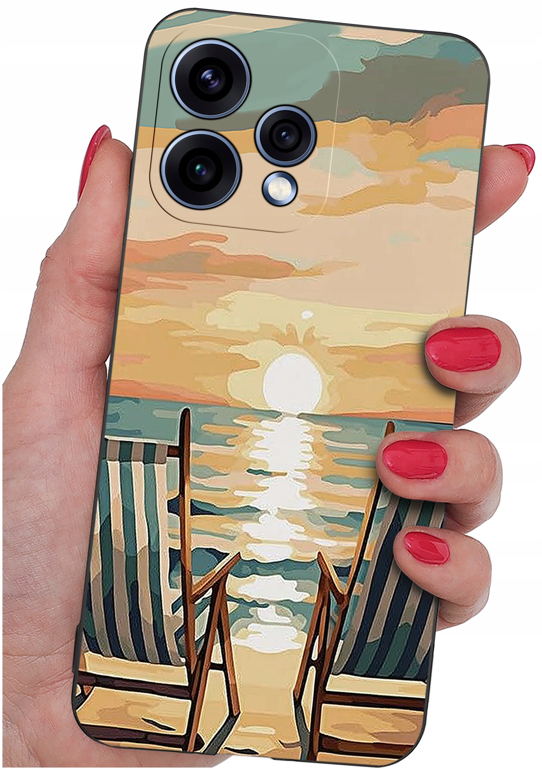 Etui na telefon z wzorem przedstawiającym zachód słońca nad morzem, z dwoma leżakami na plaży. Etui trzymane jest w dłoni z pomalowanymi na czerwono paznokciami.