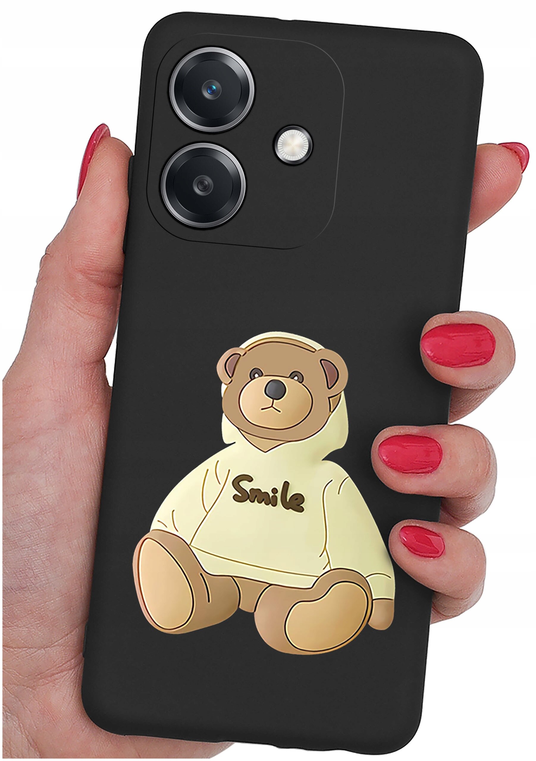 Czarne etui na telefon z grafiką misia w bluzie z napisem \'Smile\'. Etui trzymane jest w dłoni z pomalowanymi na czerwono paznokciami.