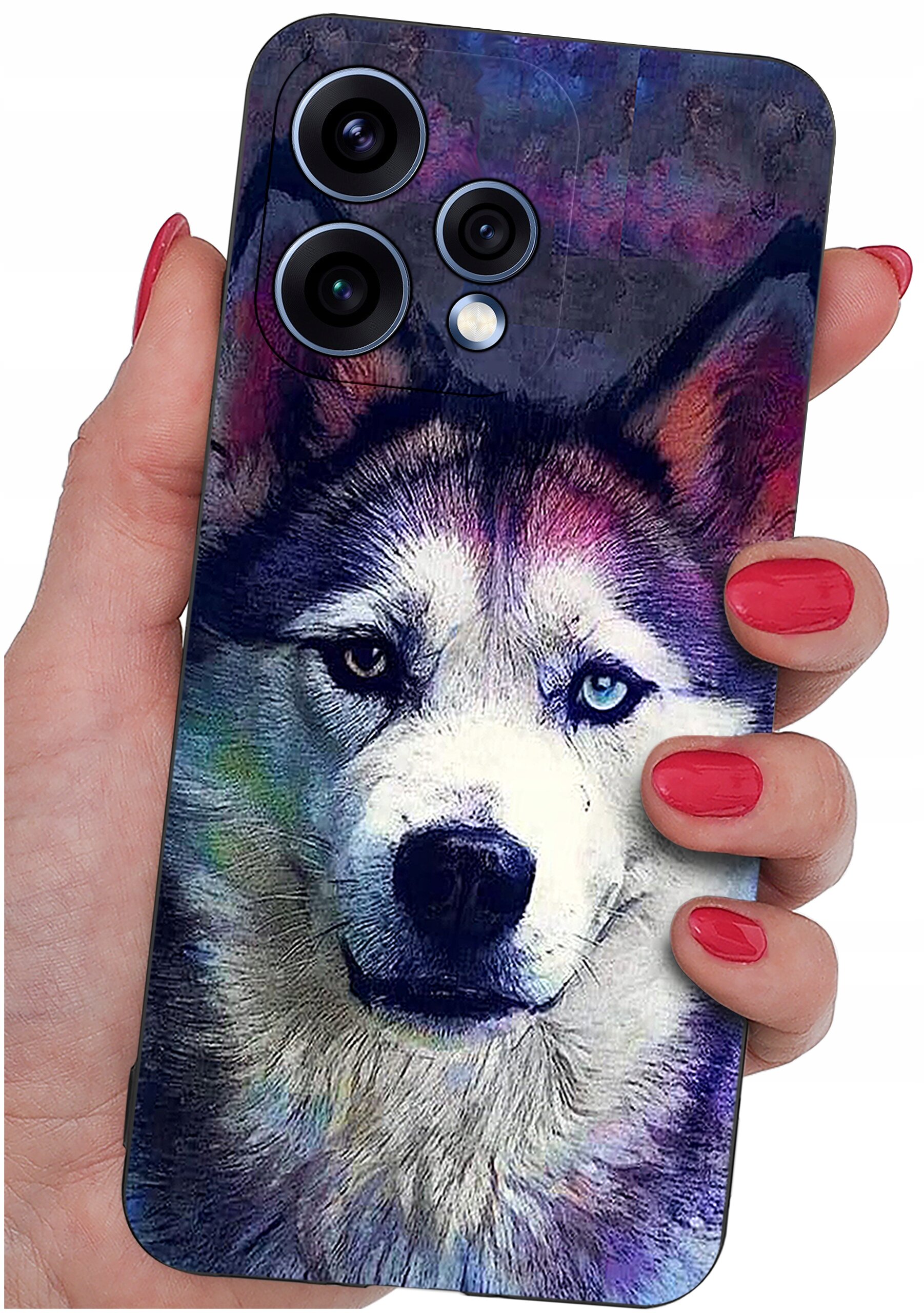 Etui na telefon z kolorowym nadrukiem psa, trzymane w dłoni z pomalowanymi na czerwono paznokciami. Na etui widoczne są trzy otwory na aparaty fotograficzne.