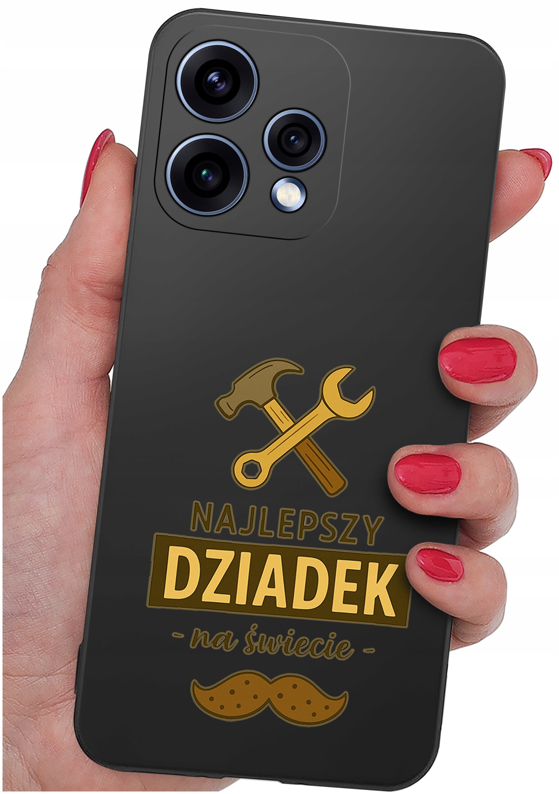 Osoba trzyma czarne etui na telefon z trzema obiektywami aparatu. Na etui znajduje się złoty nadruk z młotkiem i kluczem oraz tekst: \'NAJLEPSZY DZIADEK na świecie\'.