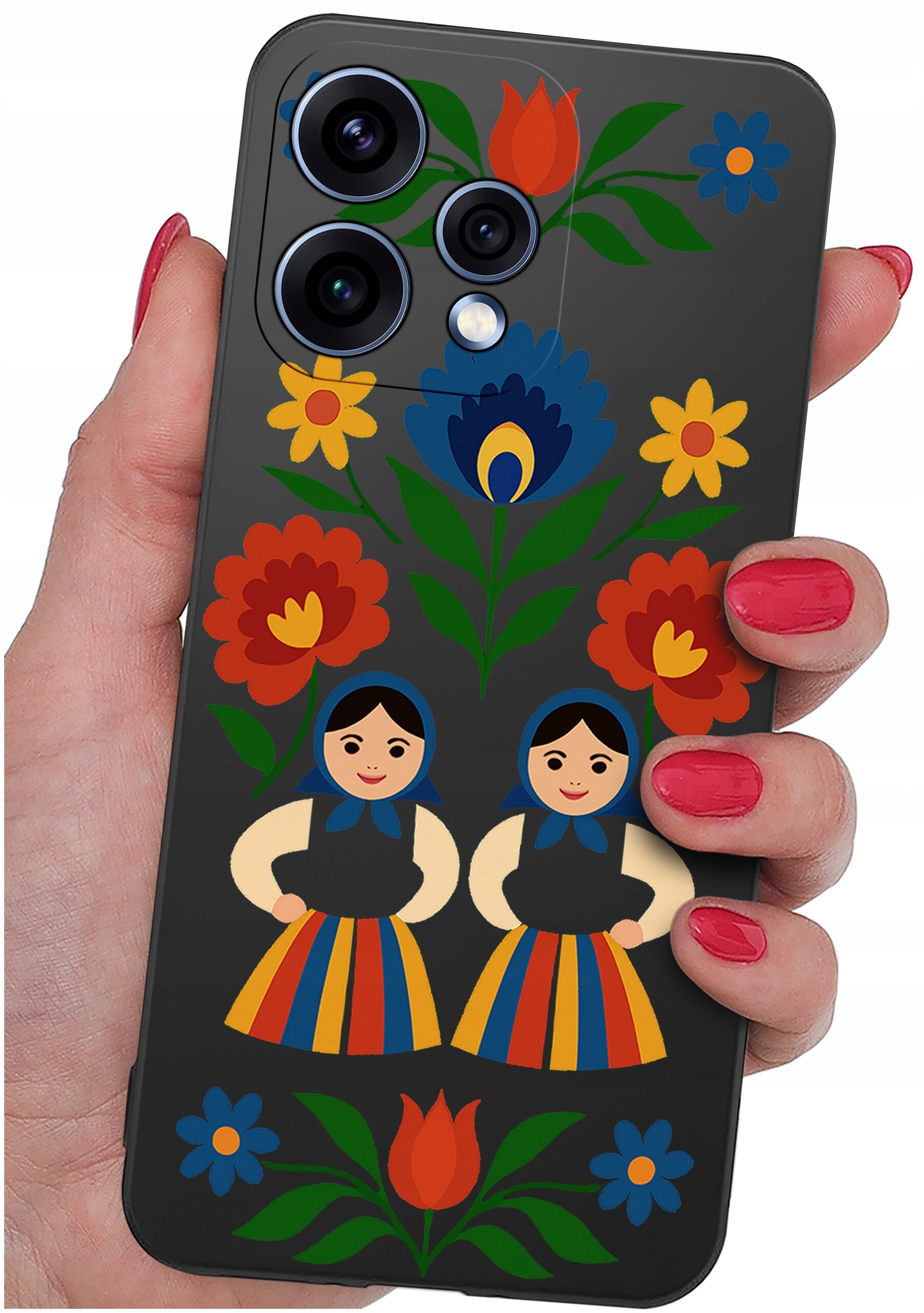Etui na telefon z kolorowym wzorem ludowym, przedstawiającym kwiaty i postacie w tradycyjnych strojach. Etui trzymane jest w dłoni z pomalowanymi na czerwono paznokciami.