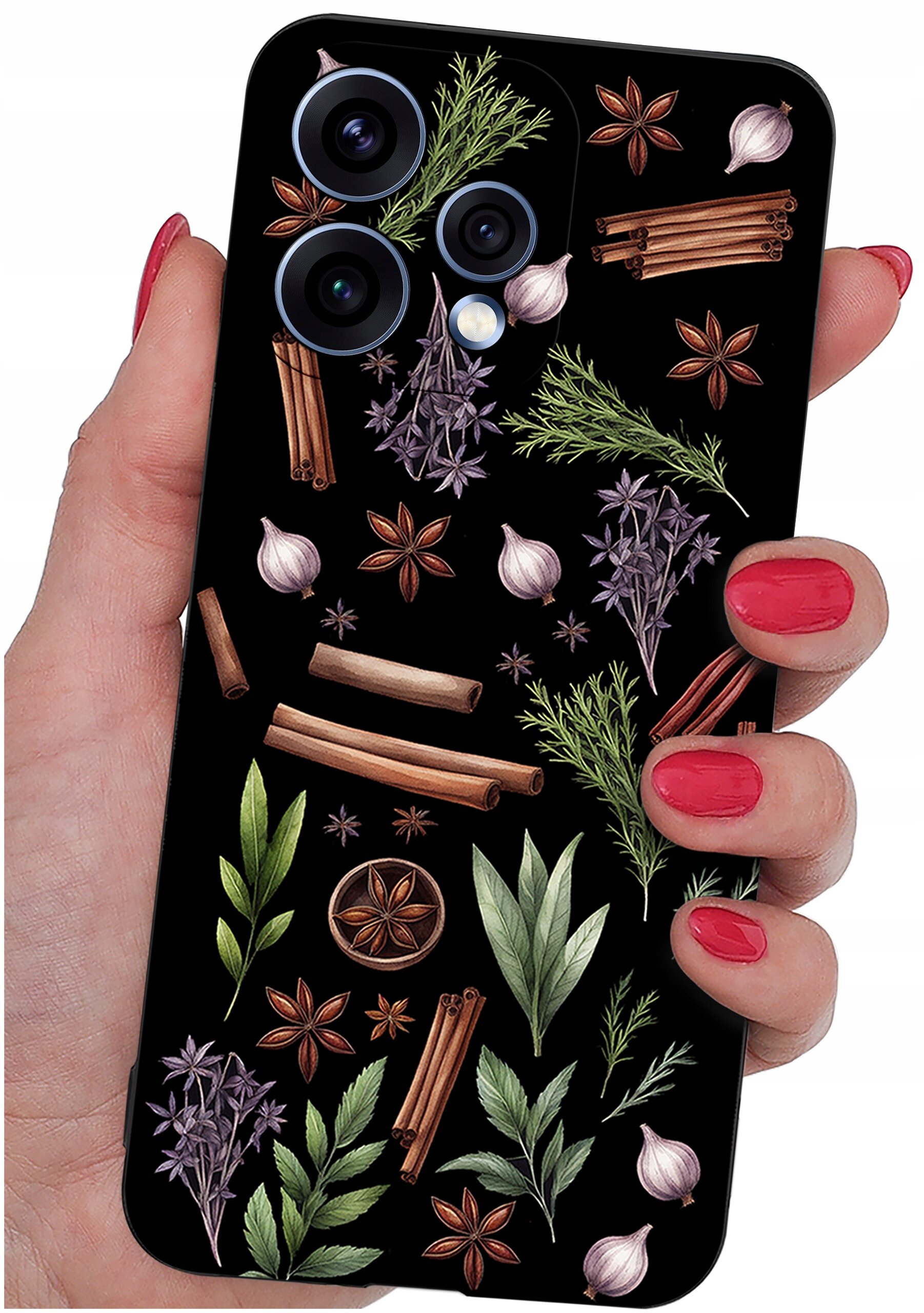 Etui na telefon z czarnym tłem ozdobione wzorami przypraw i ziół, takimi jak cynamon, anyż, czosnek i liście. Etui trzymane jest w dłoni z pomalowanymi na czerwono paznokciami.