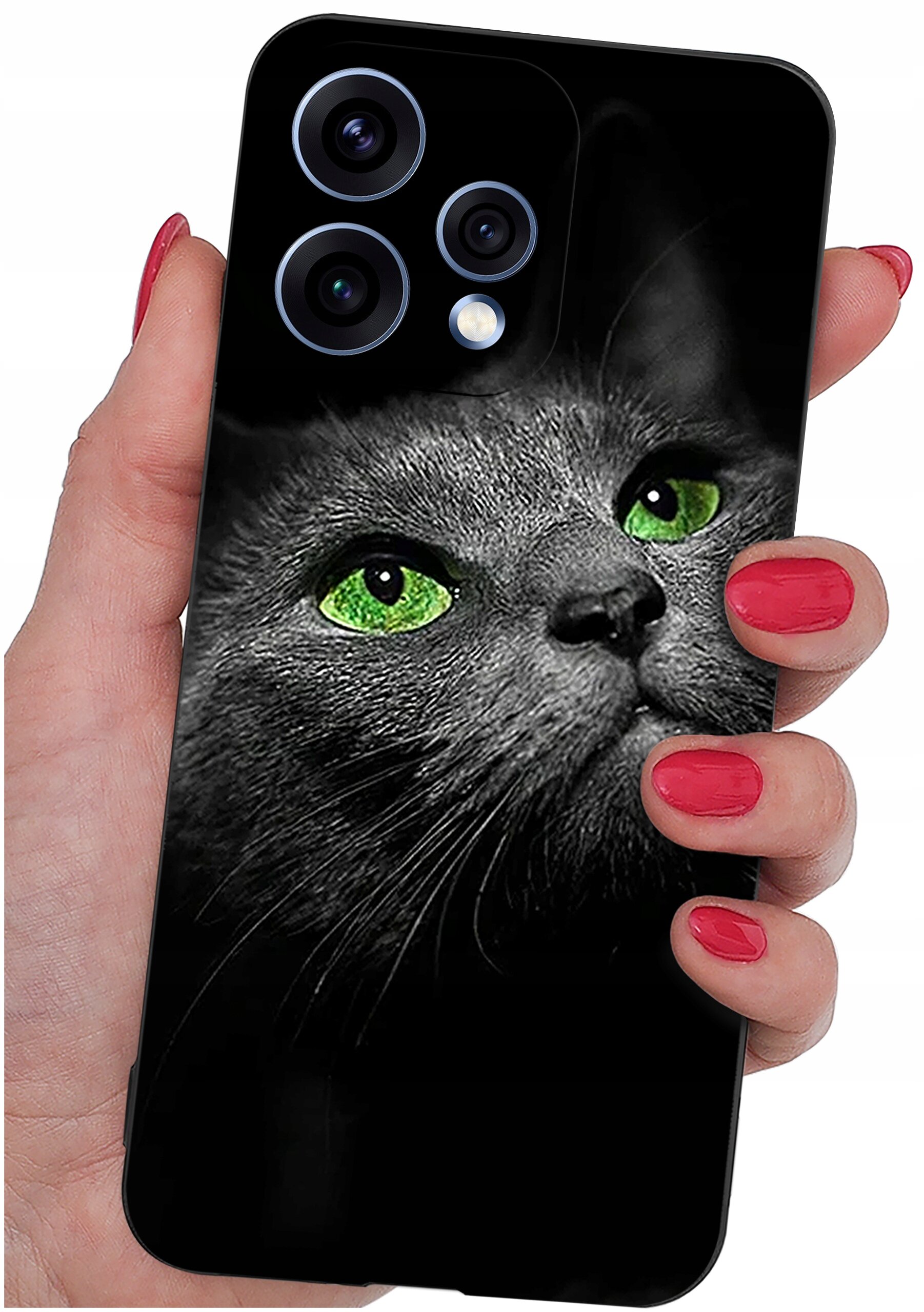Etui na telefon z nadrukiem szarego kota o zielonych oczach, trzymane w dłoni z pomalowanymi na czerwono paznokciami. Widać trzy obiektywy aparatu na górze etui.