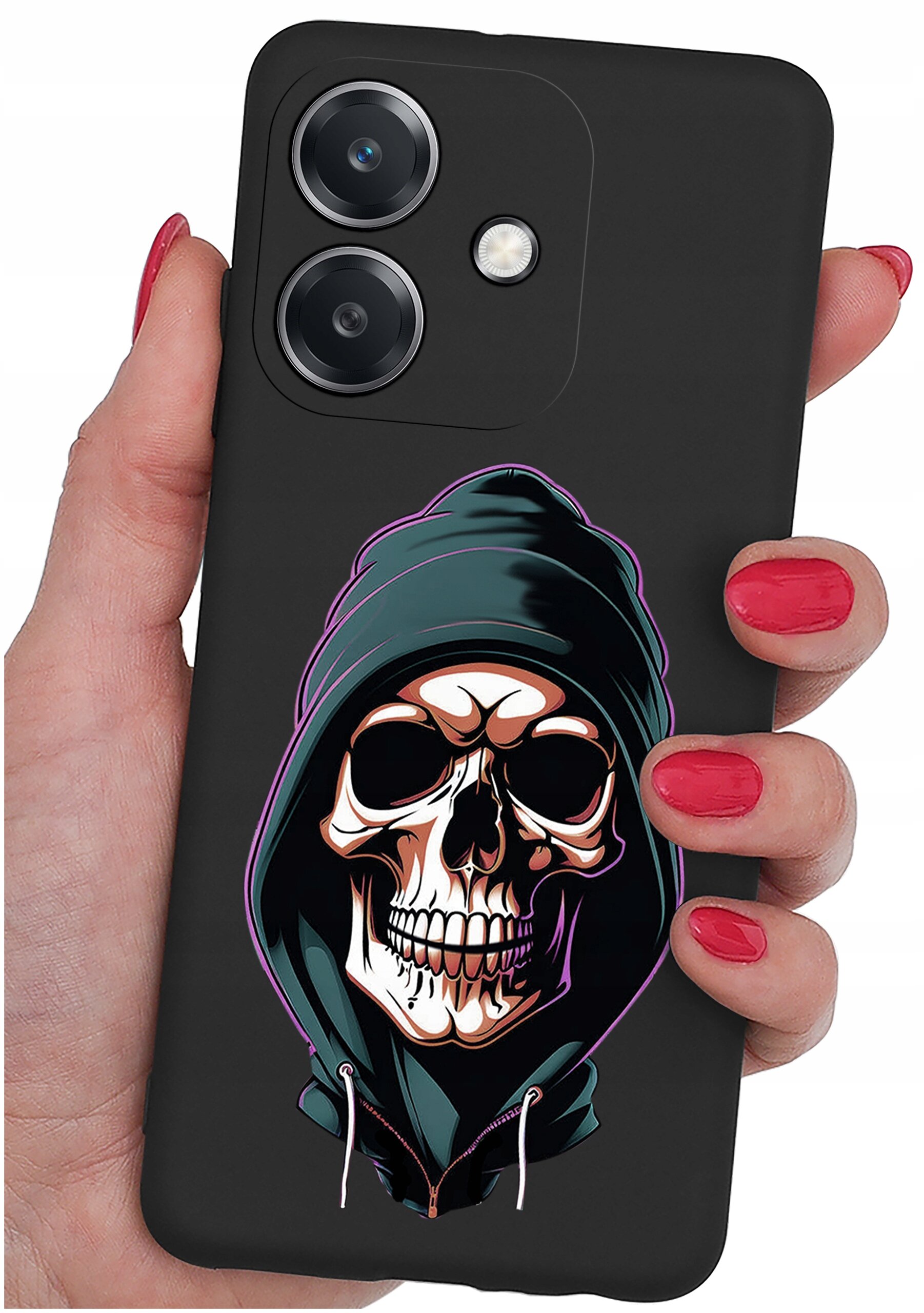 Czarne etui na telefon z nadrukiem czaszki w kapturze, trzymane w dłoni z pomalowanymi na czerwono paznokciami. Etui posiada wycięcia na dwa obiektywy aparatu i lampę błyskową.