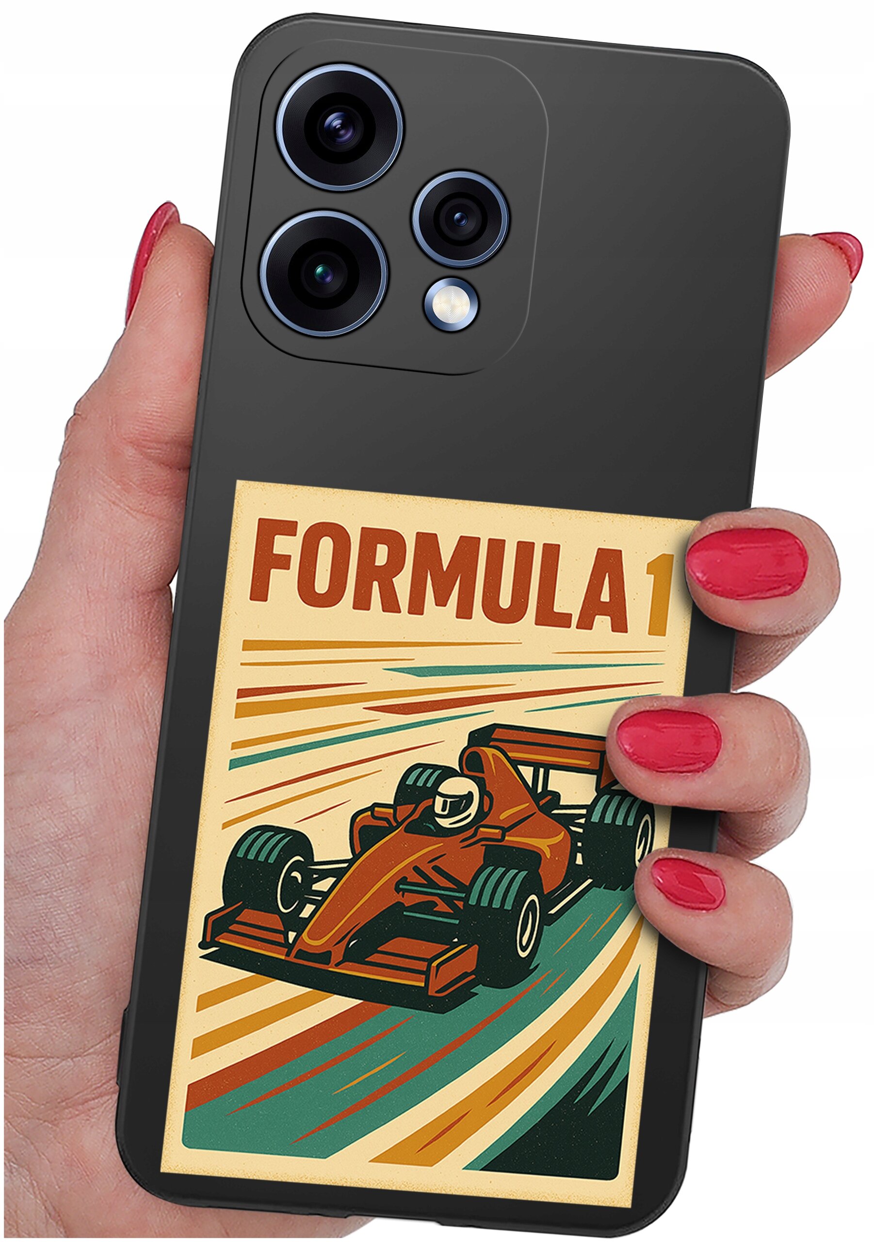 Osoba trzyma telefon z czarnym etui, na którym znajduje się grafika z napisem \'FORMULA 1\' oraz ilustracją samochodu wyścigowego. Etui ma wycięcia na trzy obiektywy aparatu.
